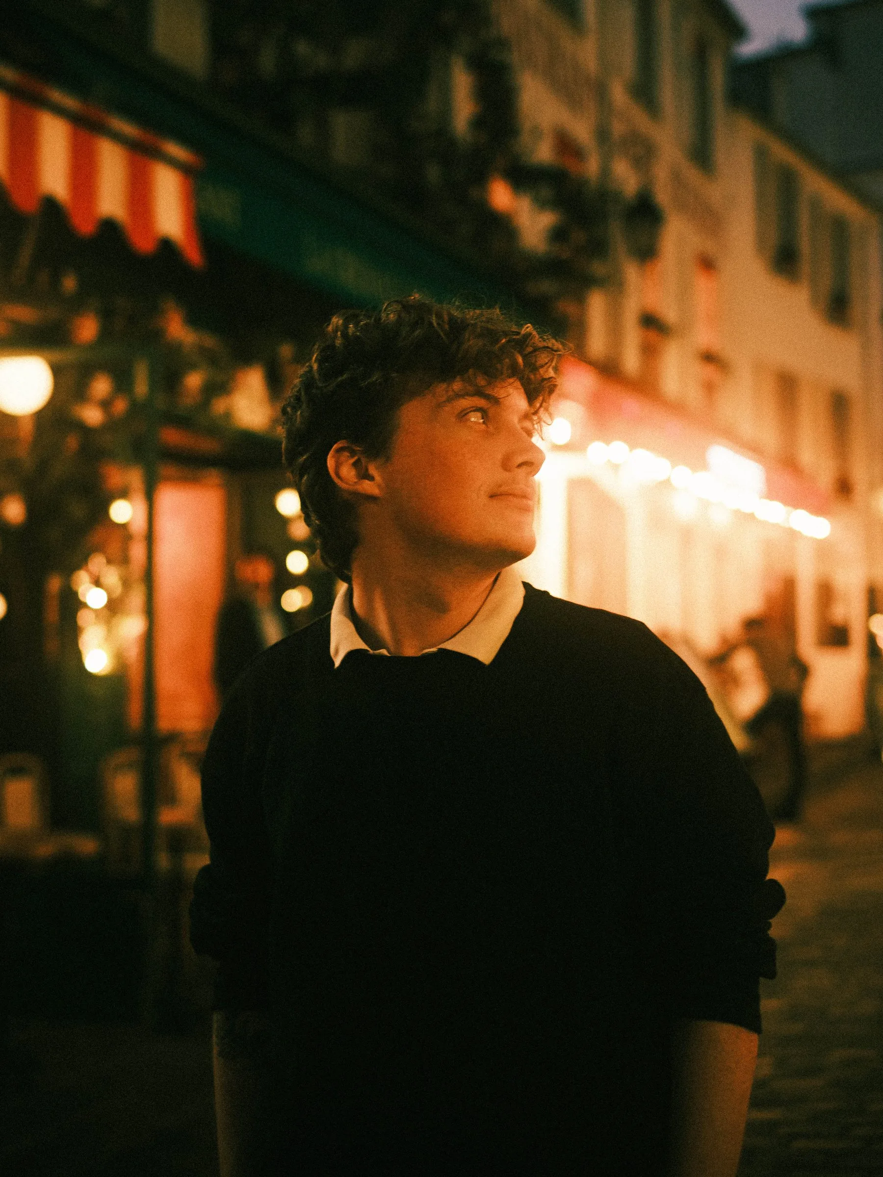Clément Capelle le soir, lumière d'une terrasse