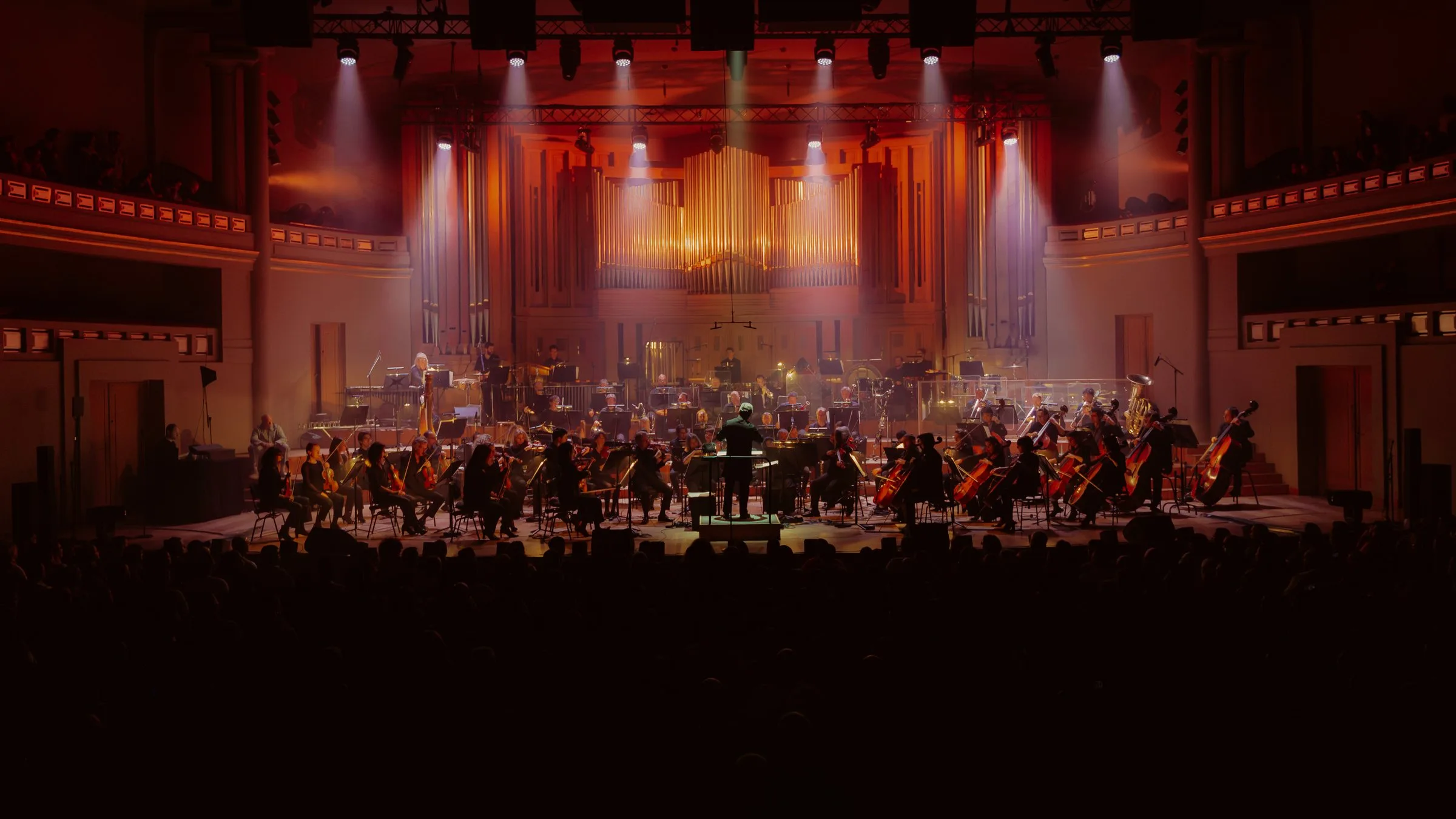 L’orchestre dans la salle illuminée