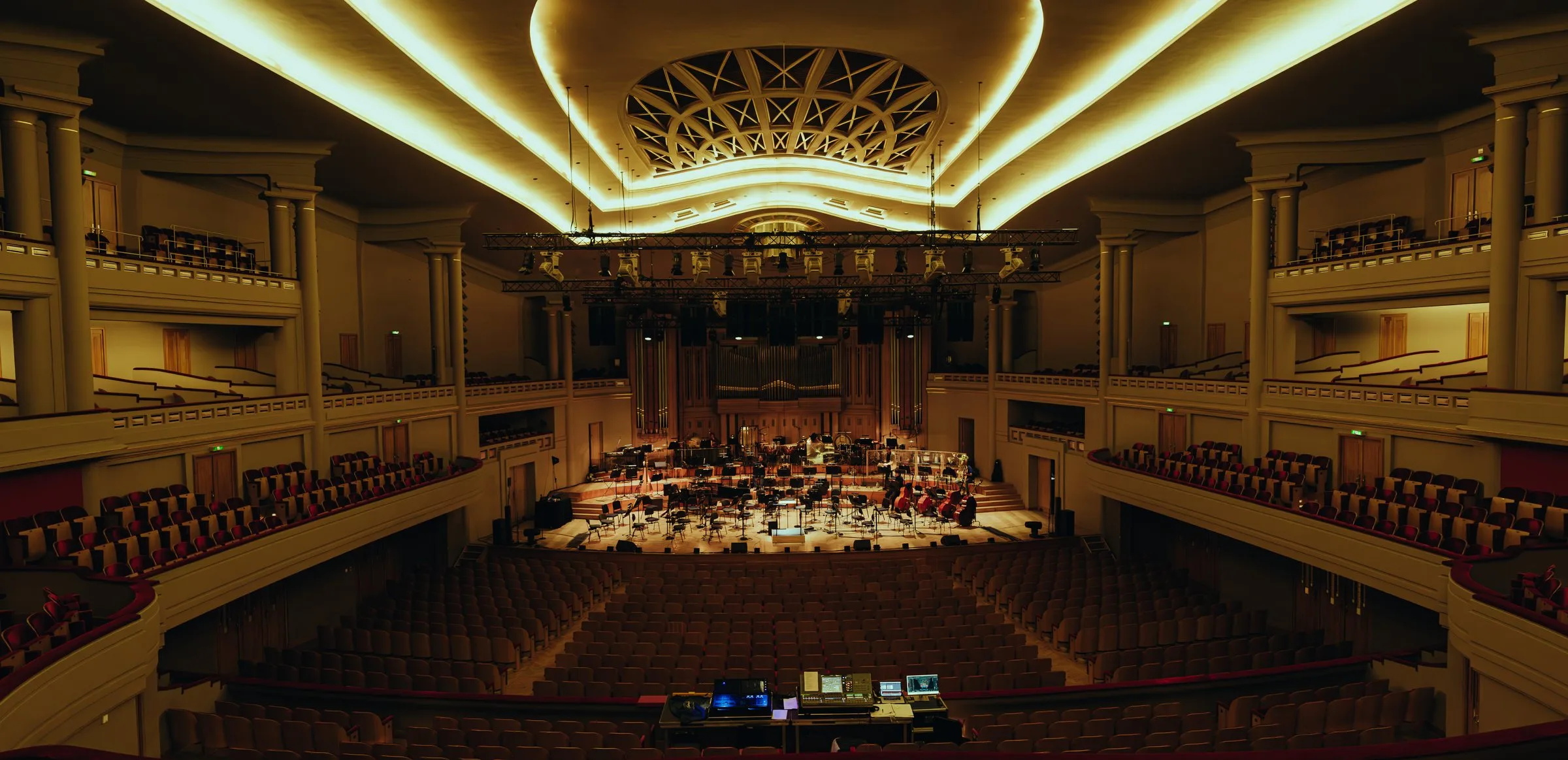 La grande salle du Palais des Beaux-Arts de Bruxelles pendant les répétitions