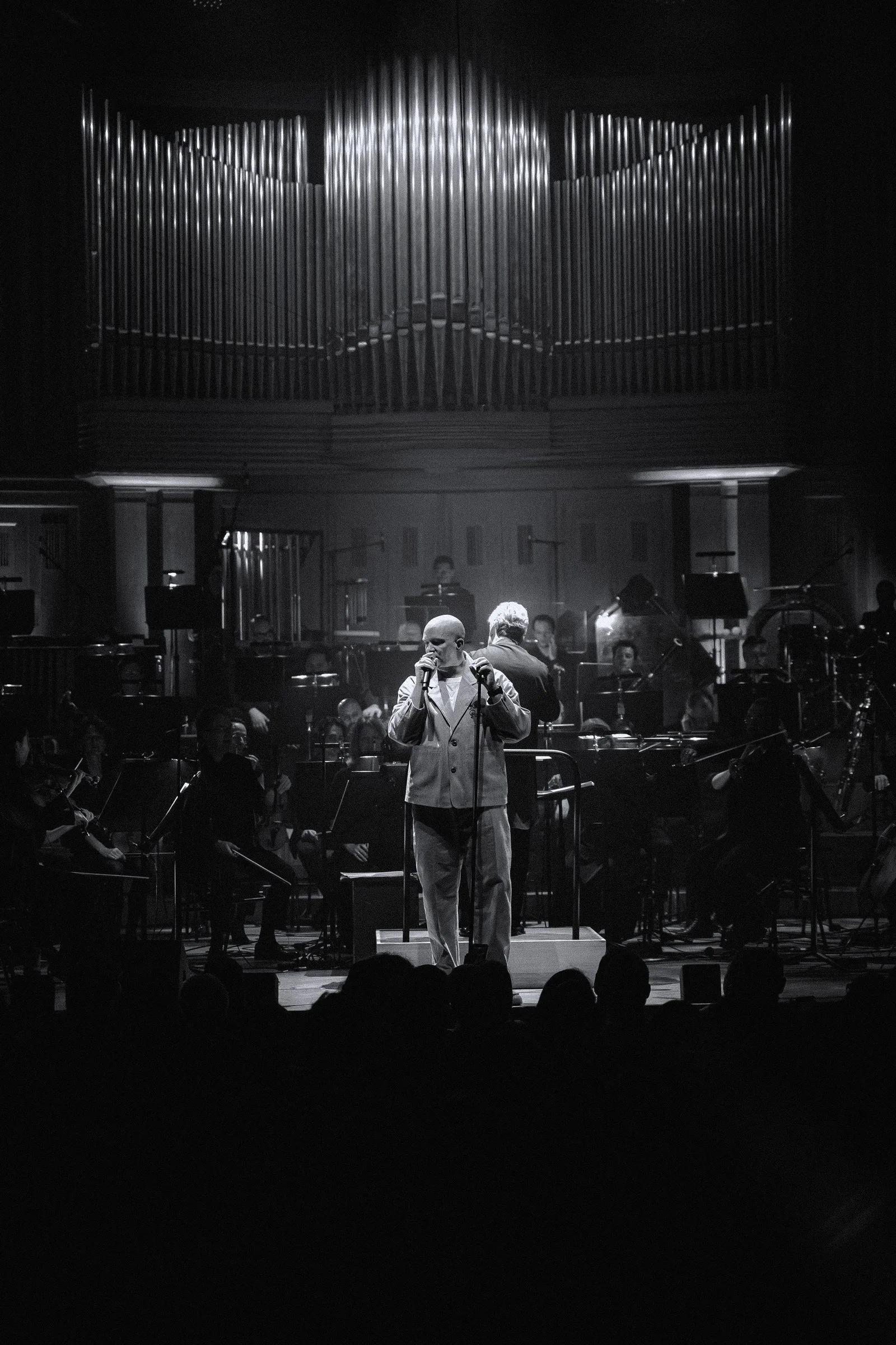 Scylla devant l’orchestre et le grand orgue, en noir et blanc