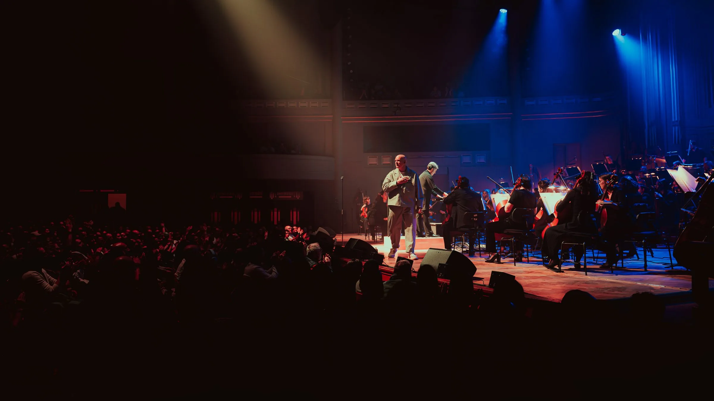 Scylla et l’orchestre sur scène sous les lumières bleues