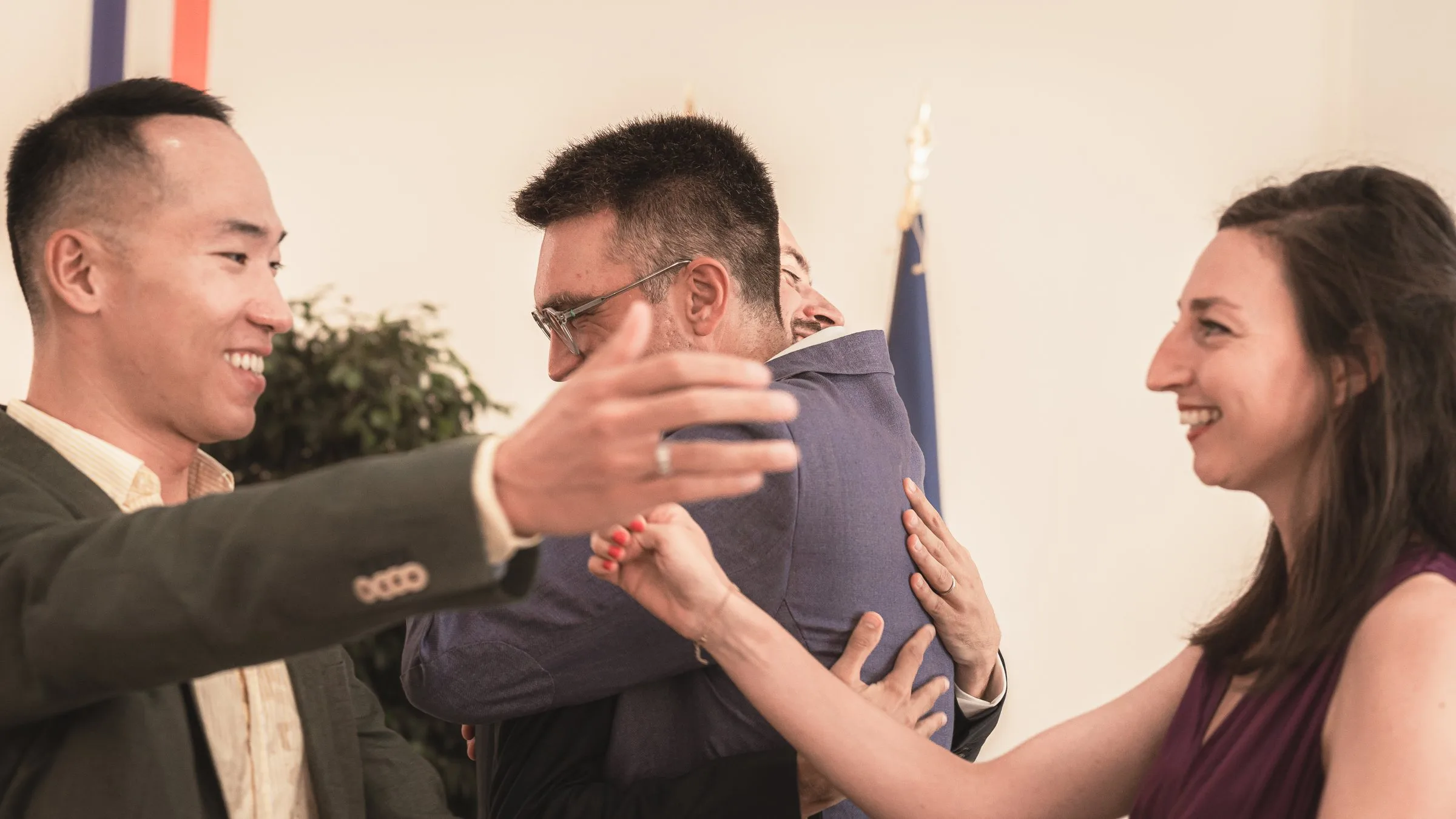 Accolade avec une invitée après la cérémonie