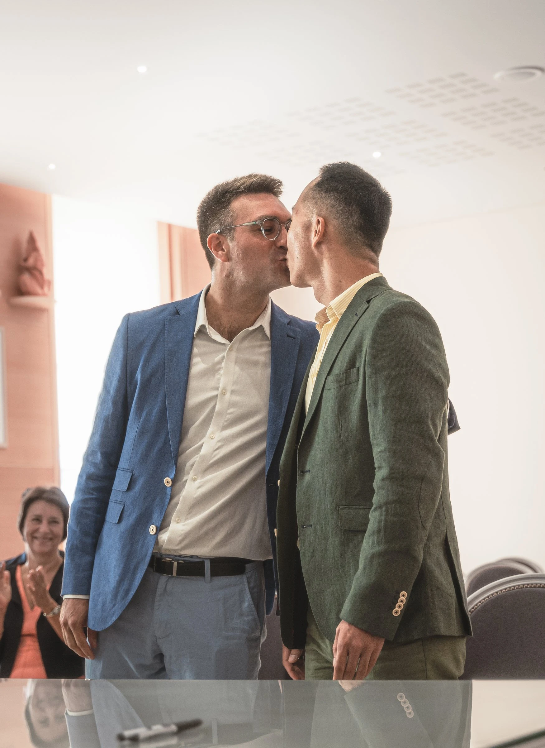Baiser des mariés à la mairie