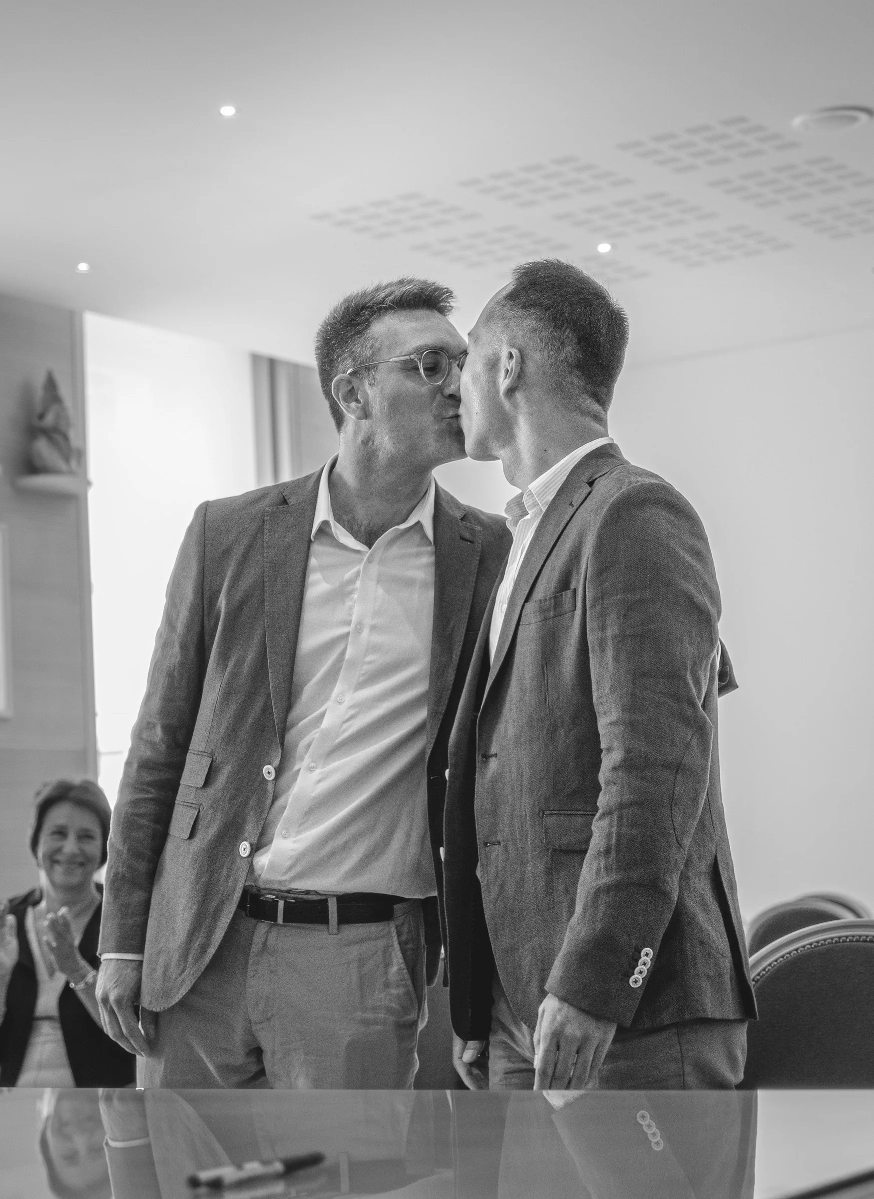 Baiser des mariés, en noir et blanc