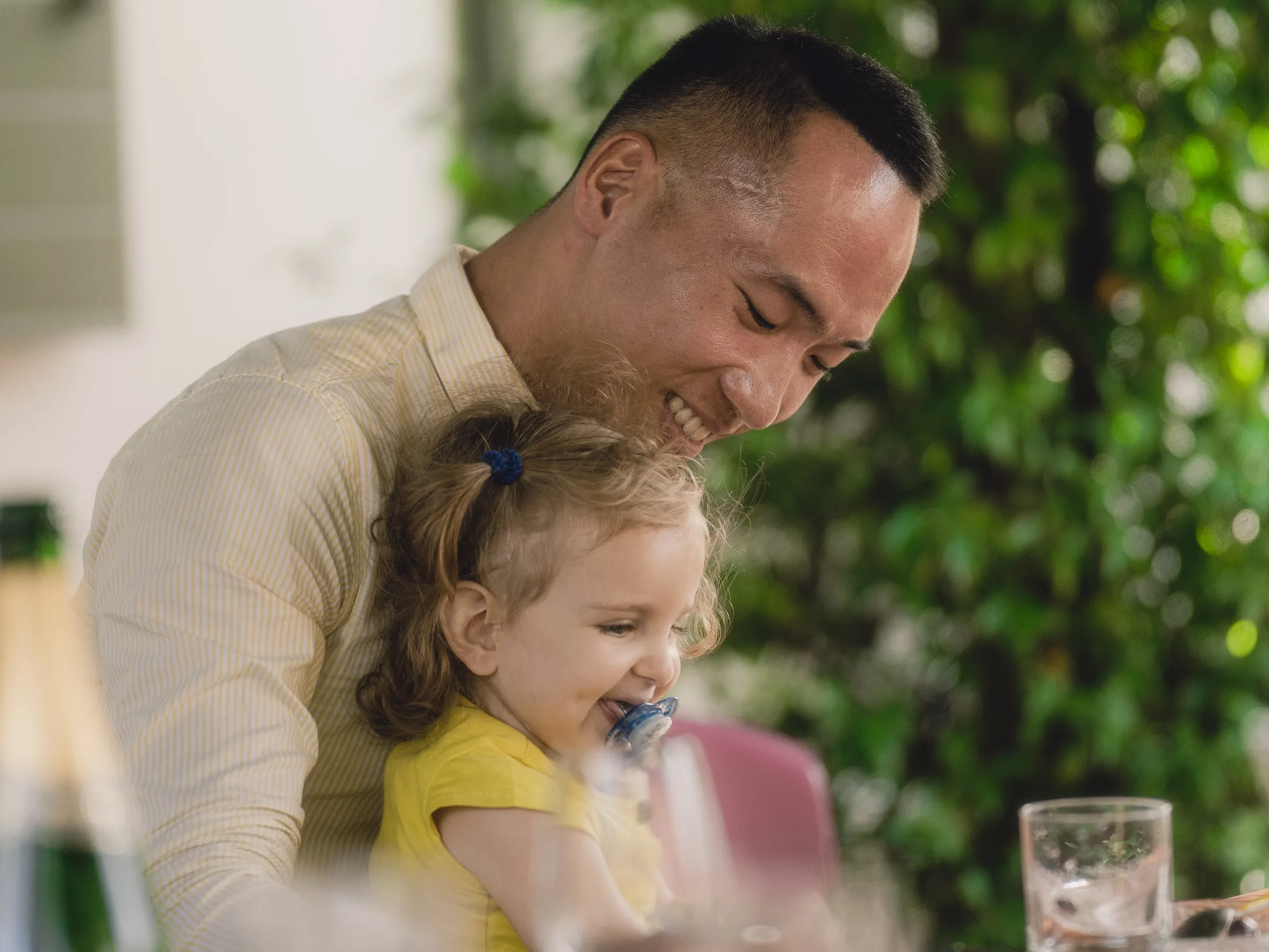 Un des mariés et une petite fille pendant le repas