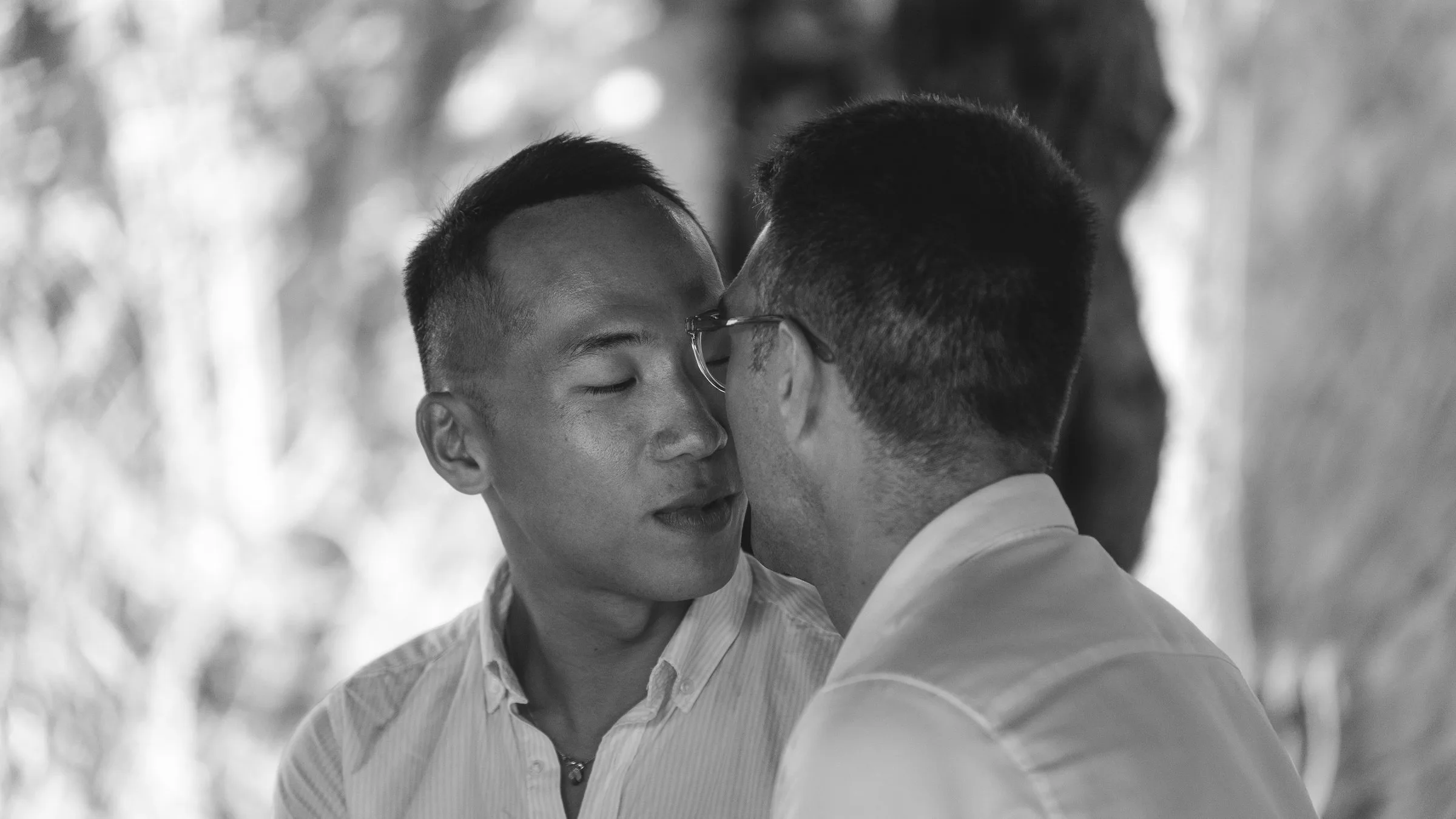 Tendresse entre les mariés, en noir et blanc