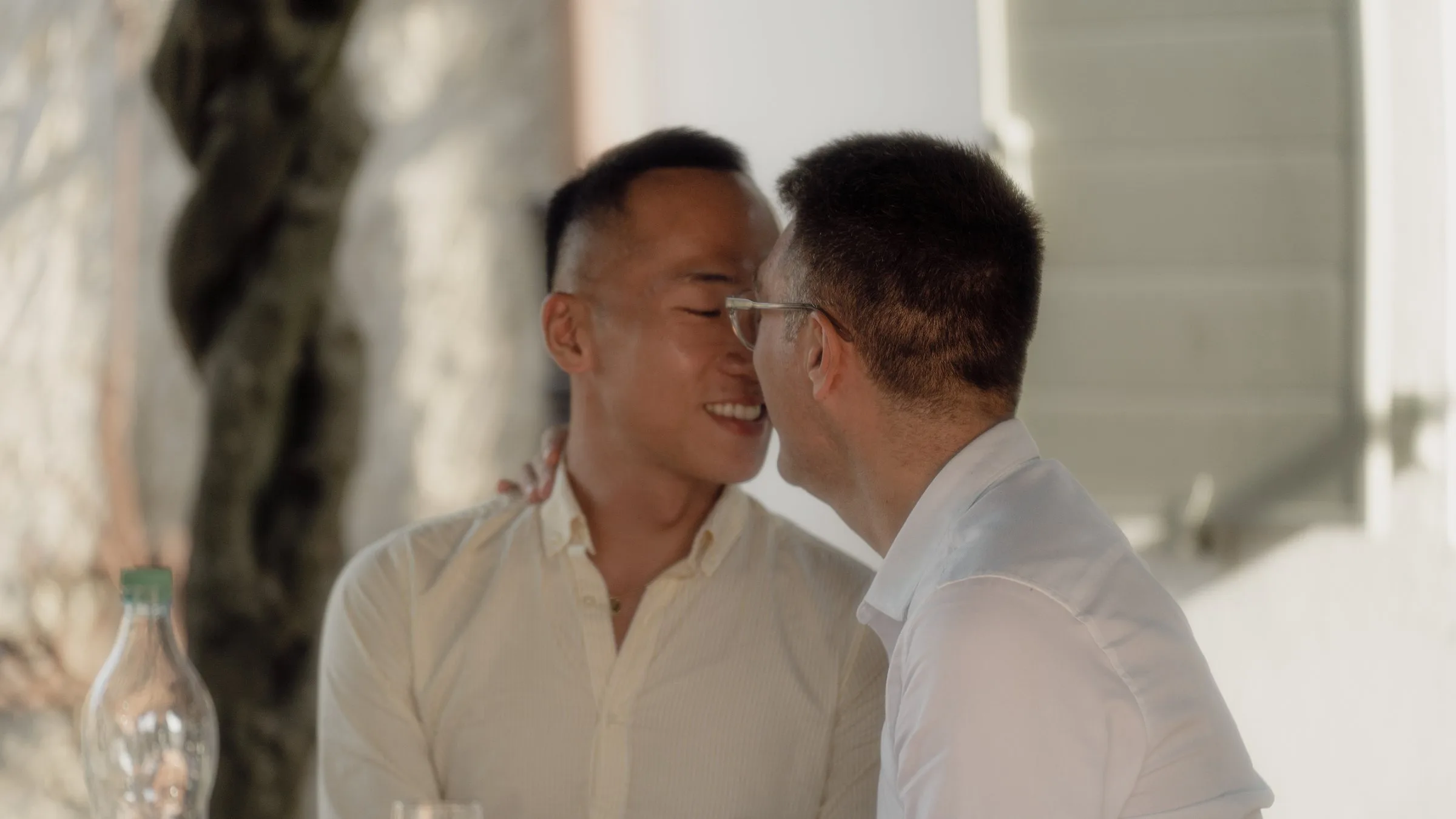 Tendresse entre les mariés pendant le repas