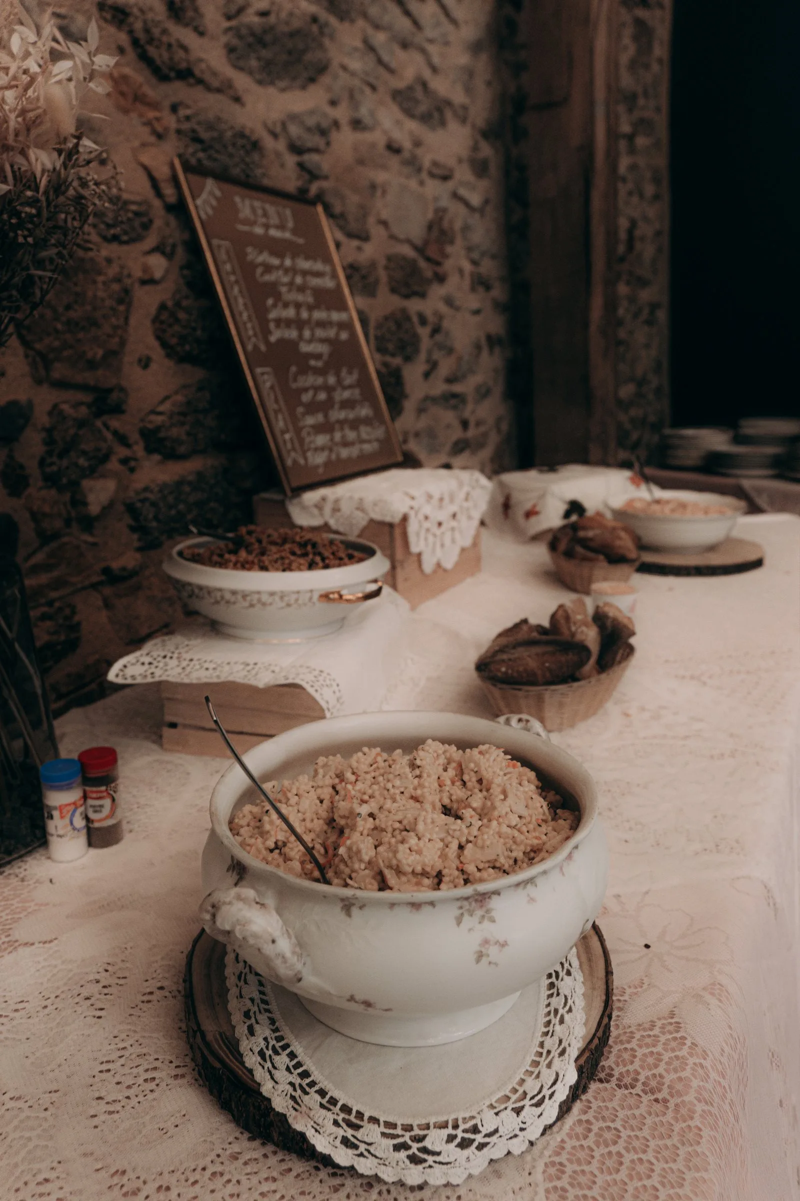 Le buffet des desserts servi dans une soupière ancienne