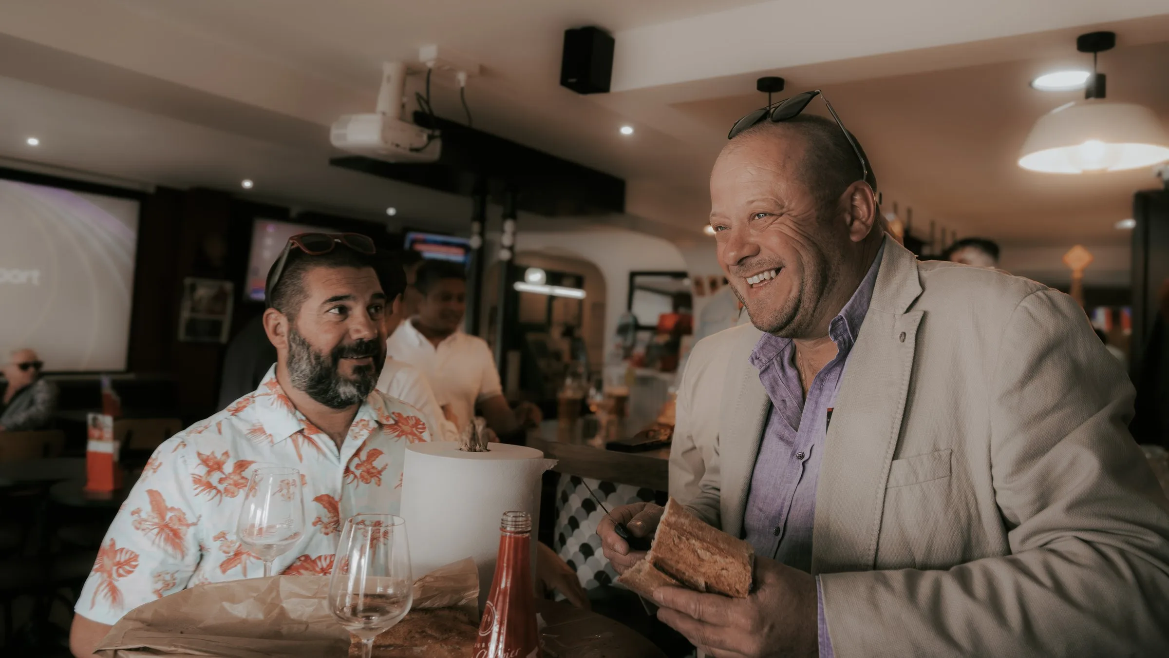 Deux invités complices au bar