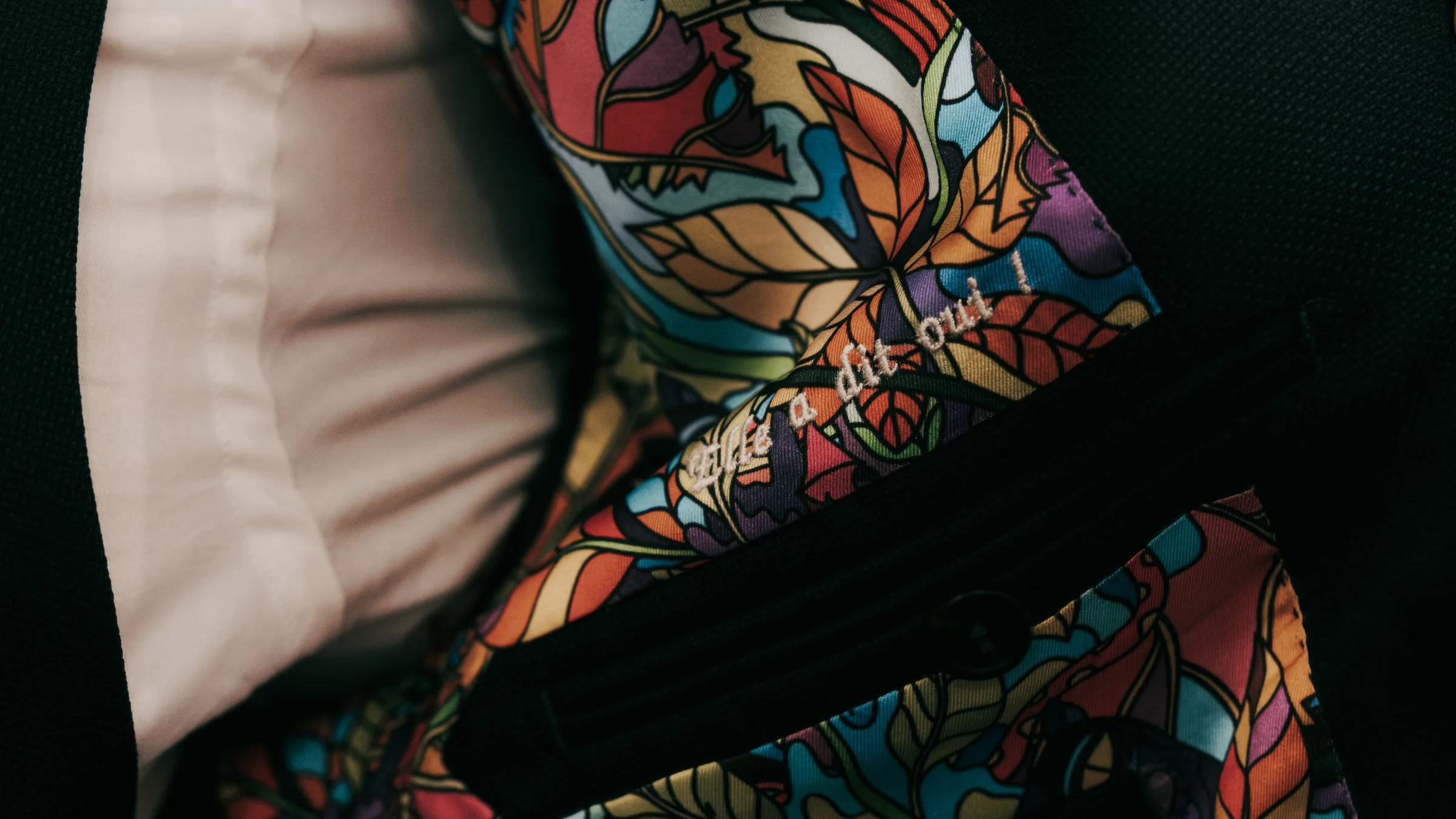 La doublure colorée de la veste du marié