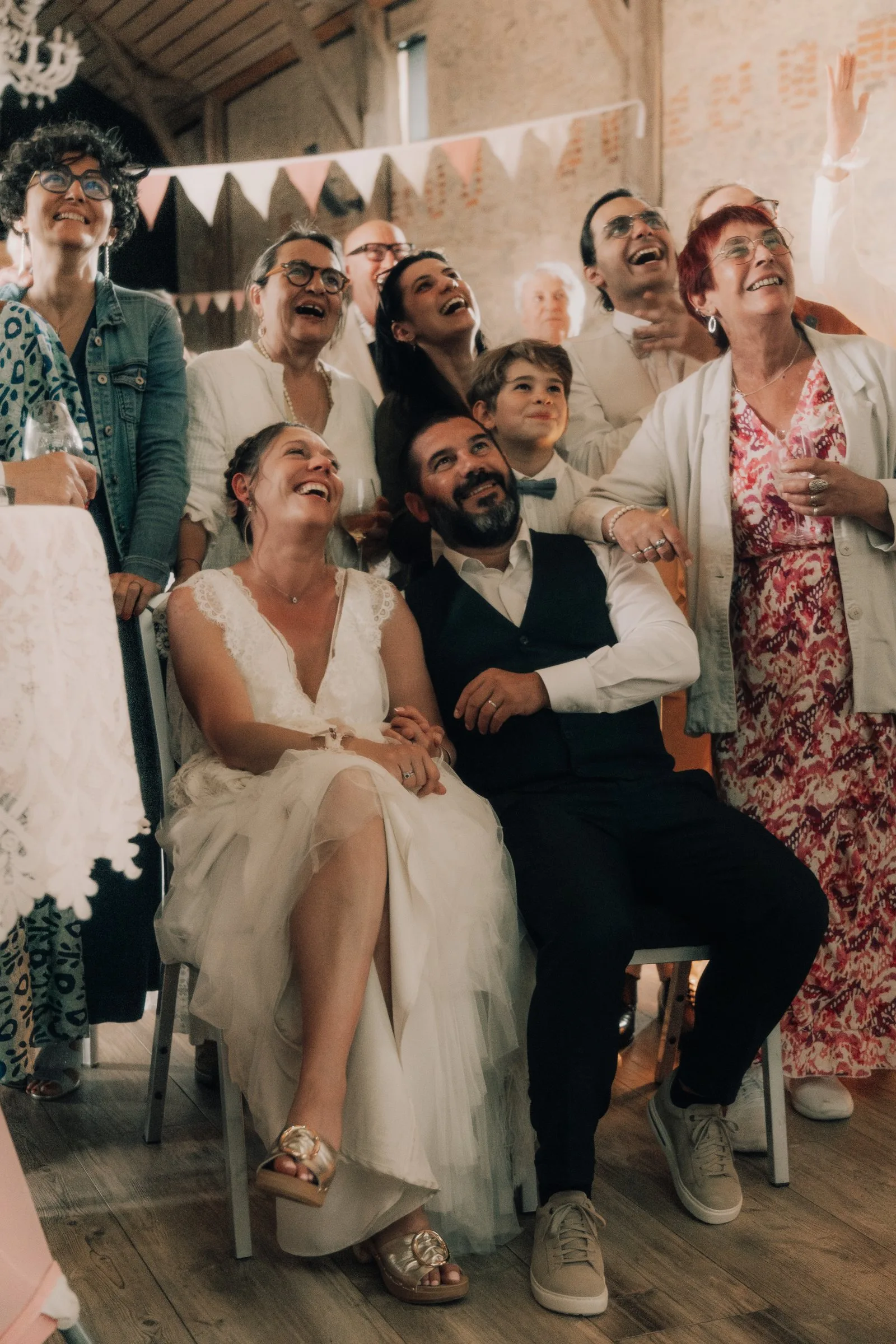 Fou rire entre amis pendant la soirée