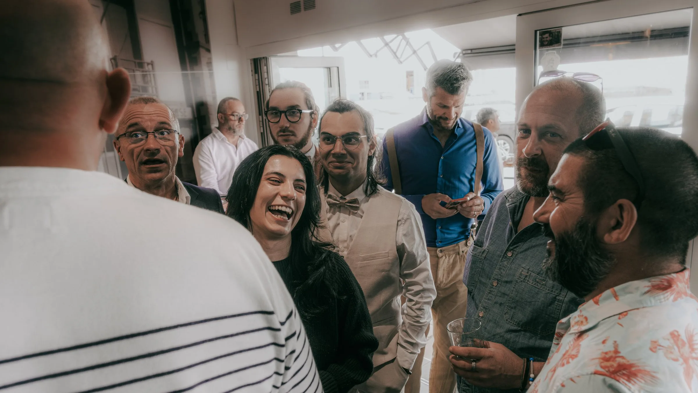 Les invités rient en attendant la cérémonie
