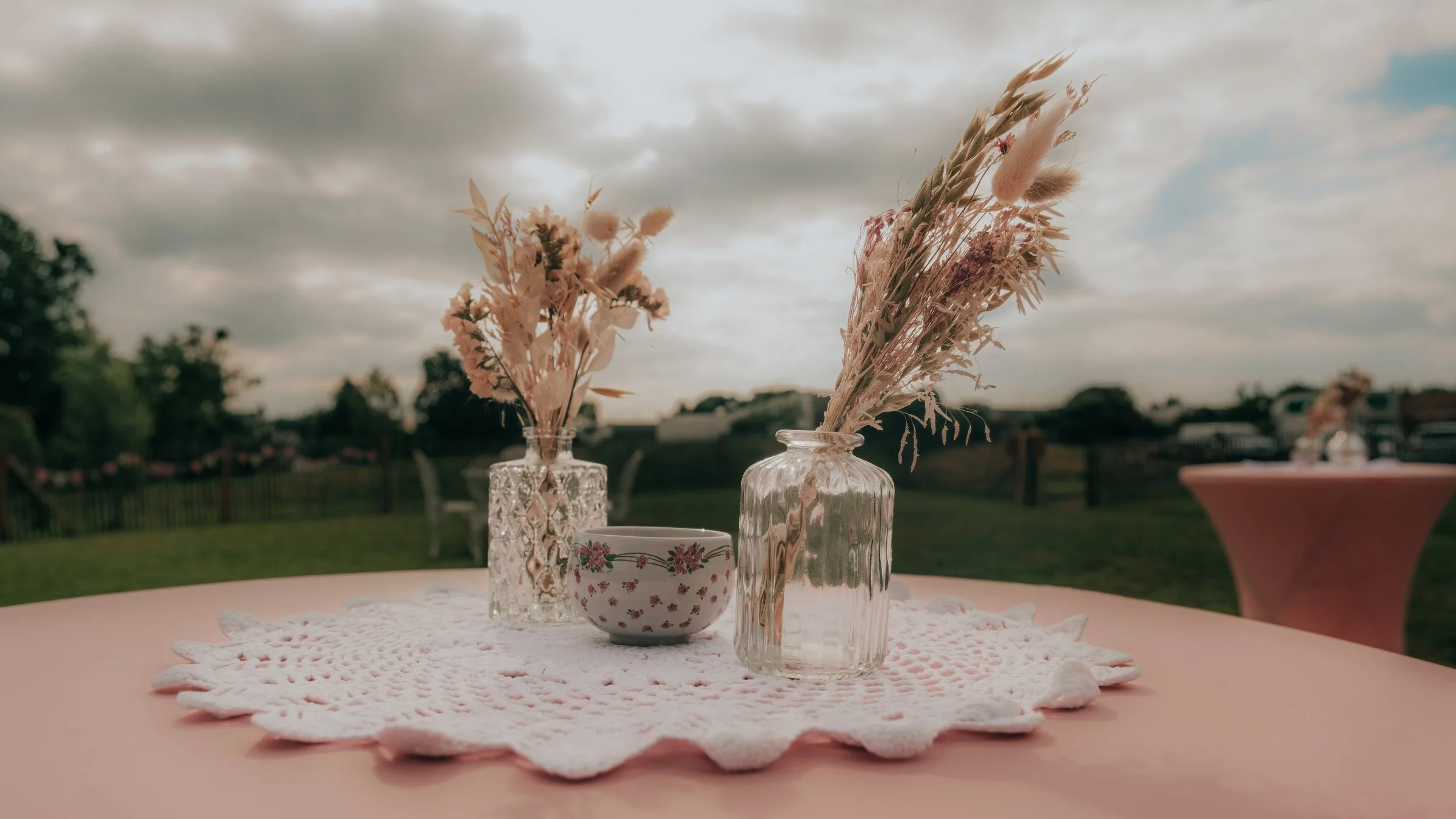 Un mange-debout décoré de fleurs séchées