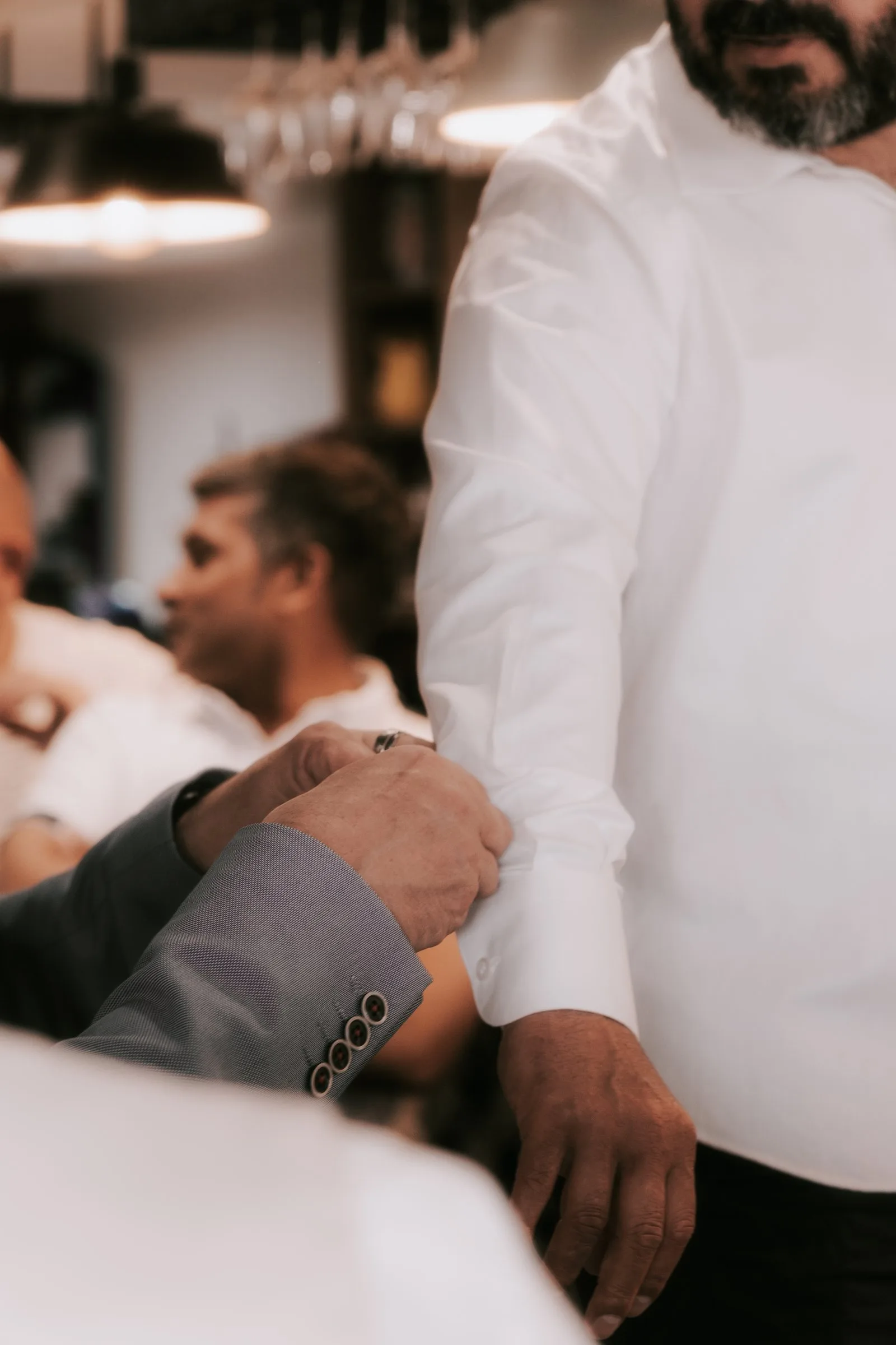 Le marié ajuste sa manche de chemise