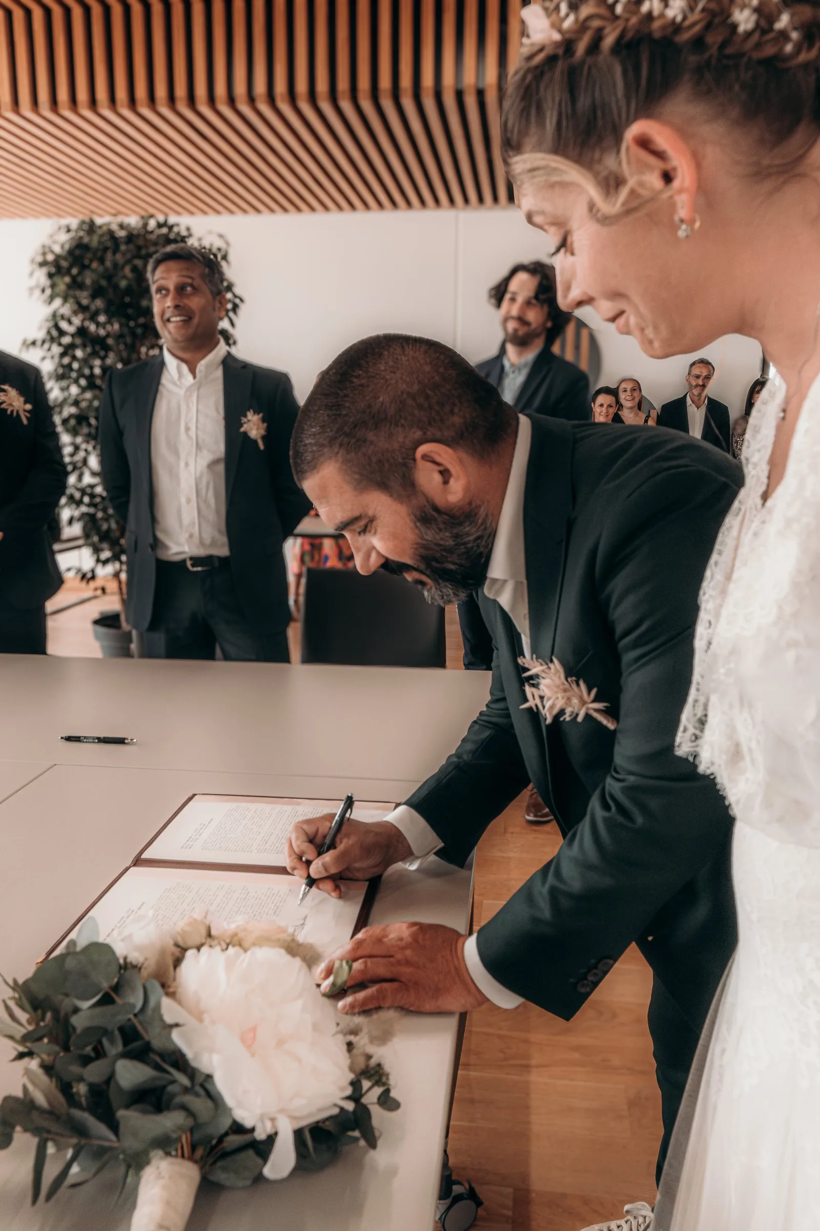 Le marié signe le registre