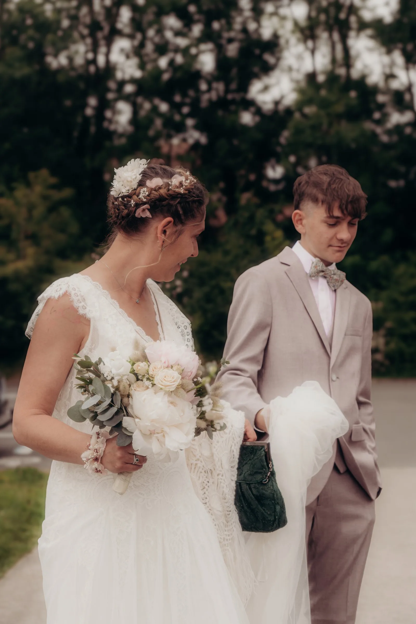 La mariée avec un proche avant la cérémonie