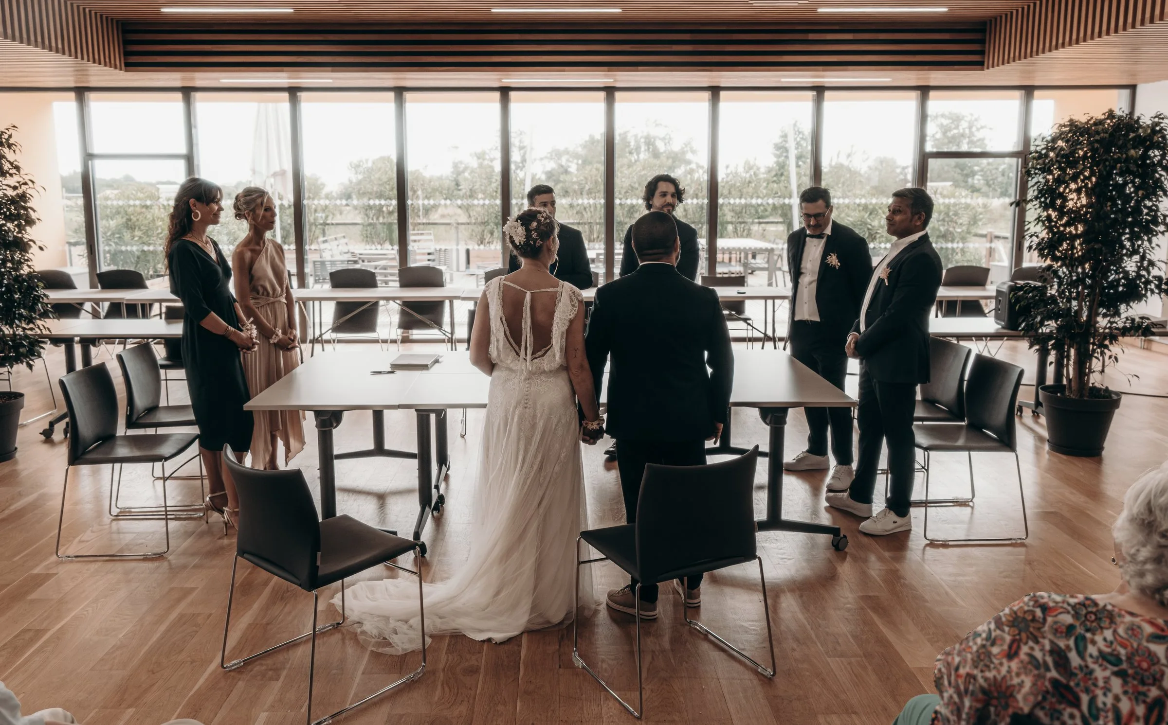 La mariée entre dans la salle des mariages