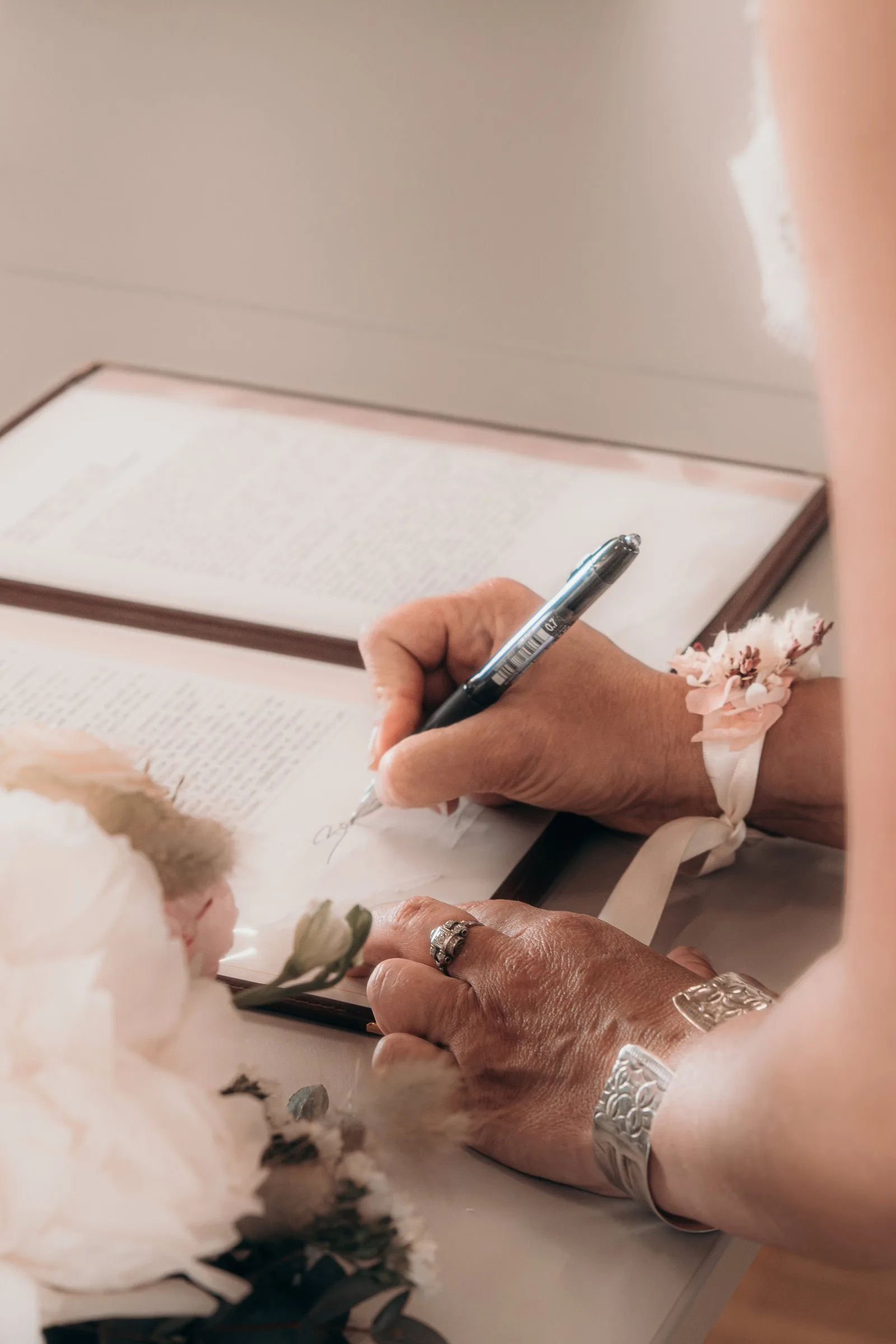 La mariée signe le registre