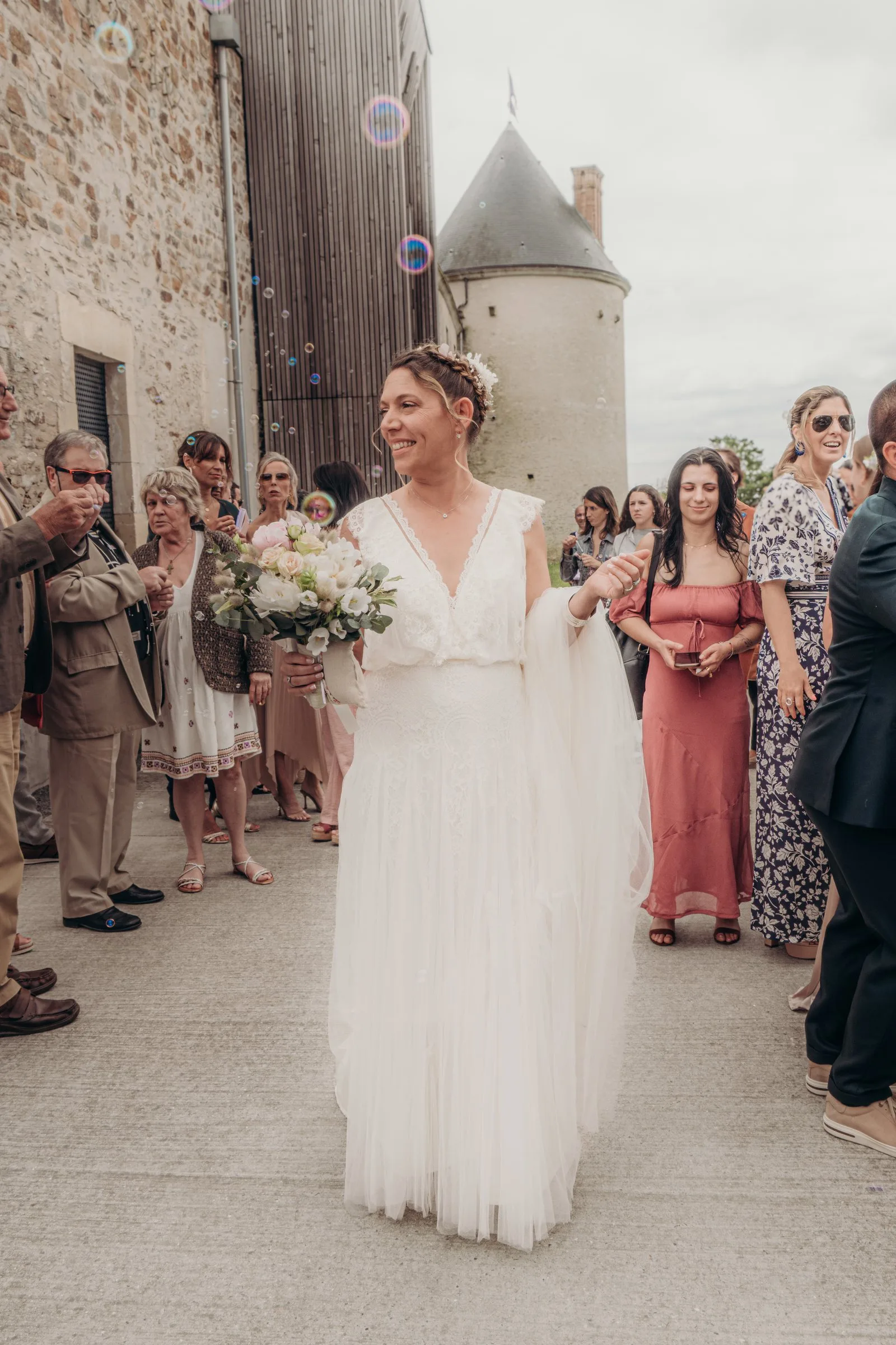 La mariée sort sous les applaudissements des invités