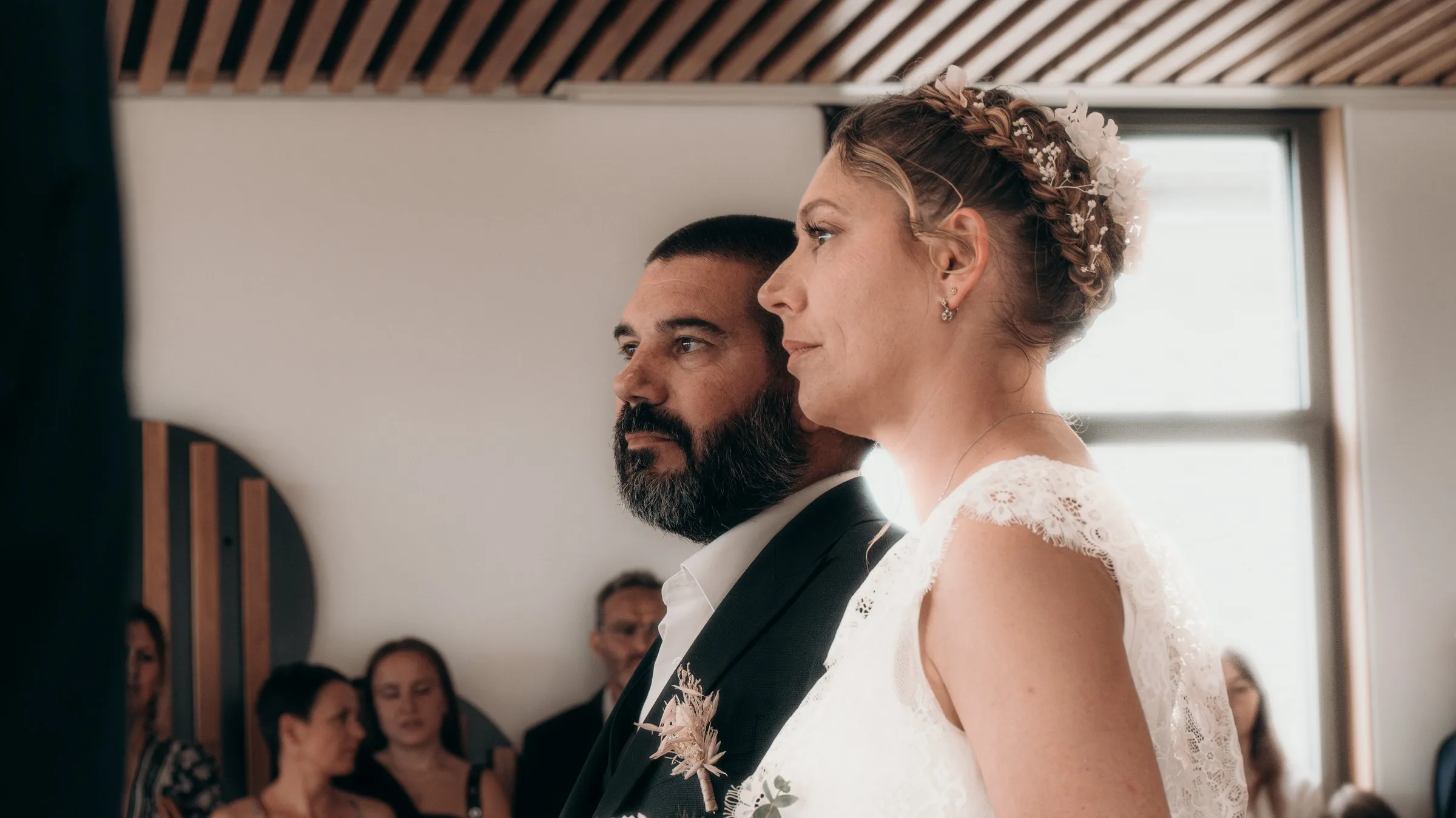 Les mariés de profil, au début de la cérémonie