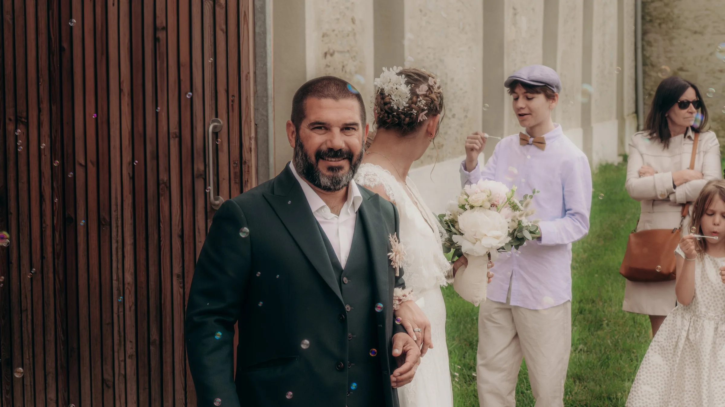 Les mariés retrouvent leurs invités dehors