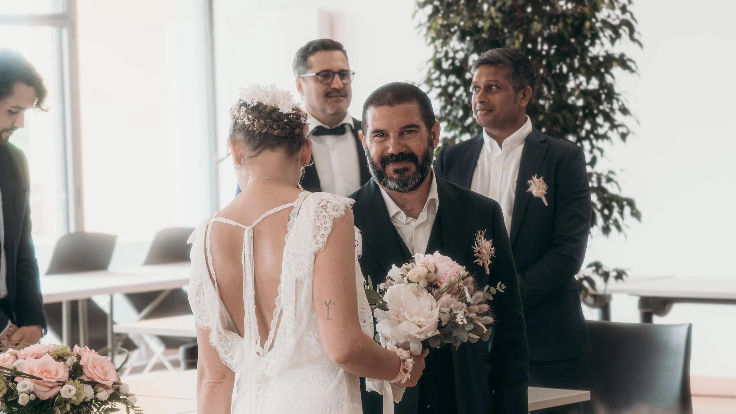 Les mariés rient avec leurs témoins
