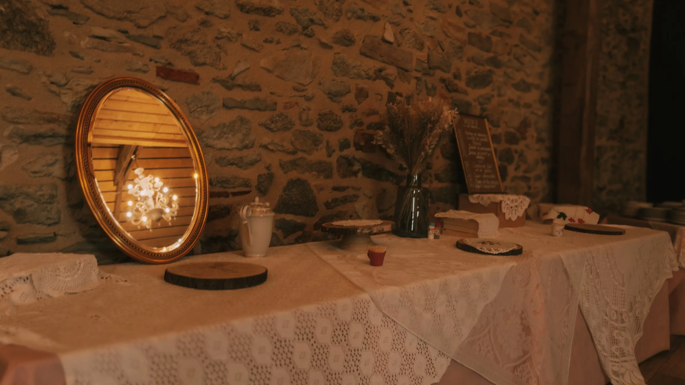 Une table décorée d’un miroir et de bougies