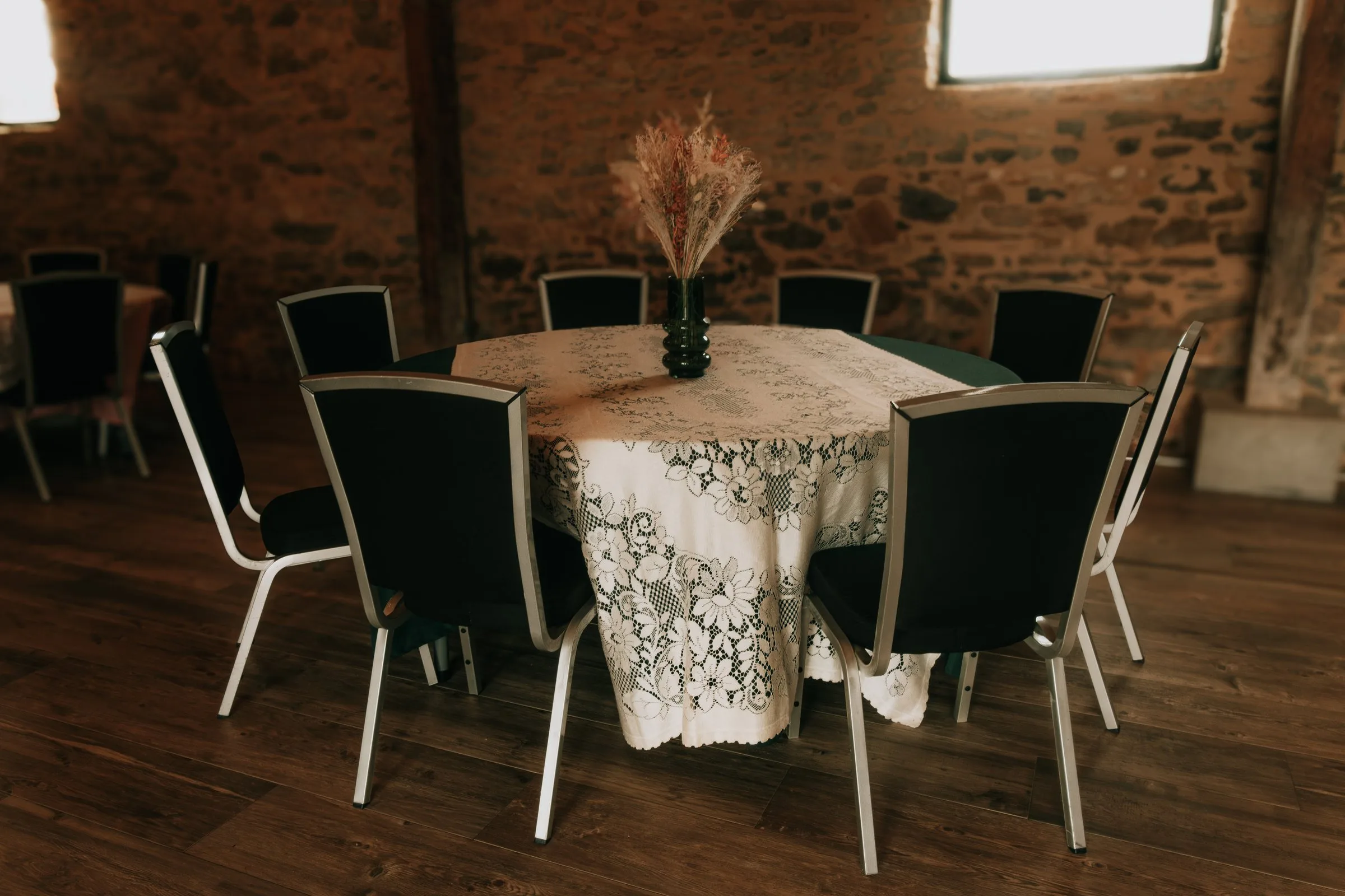 Une table ronde dressée dans la salle en pierre