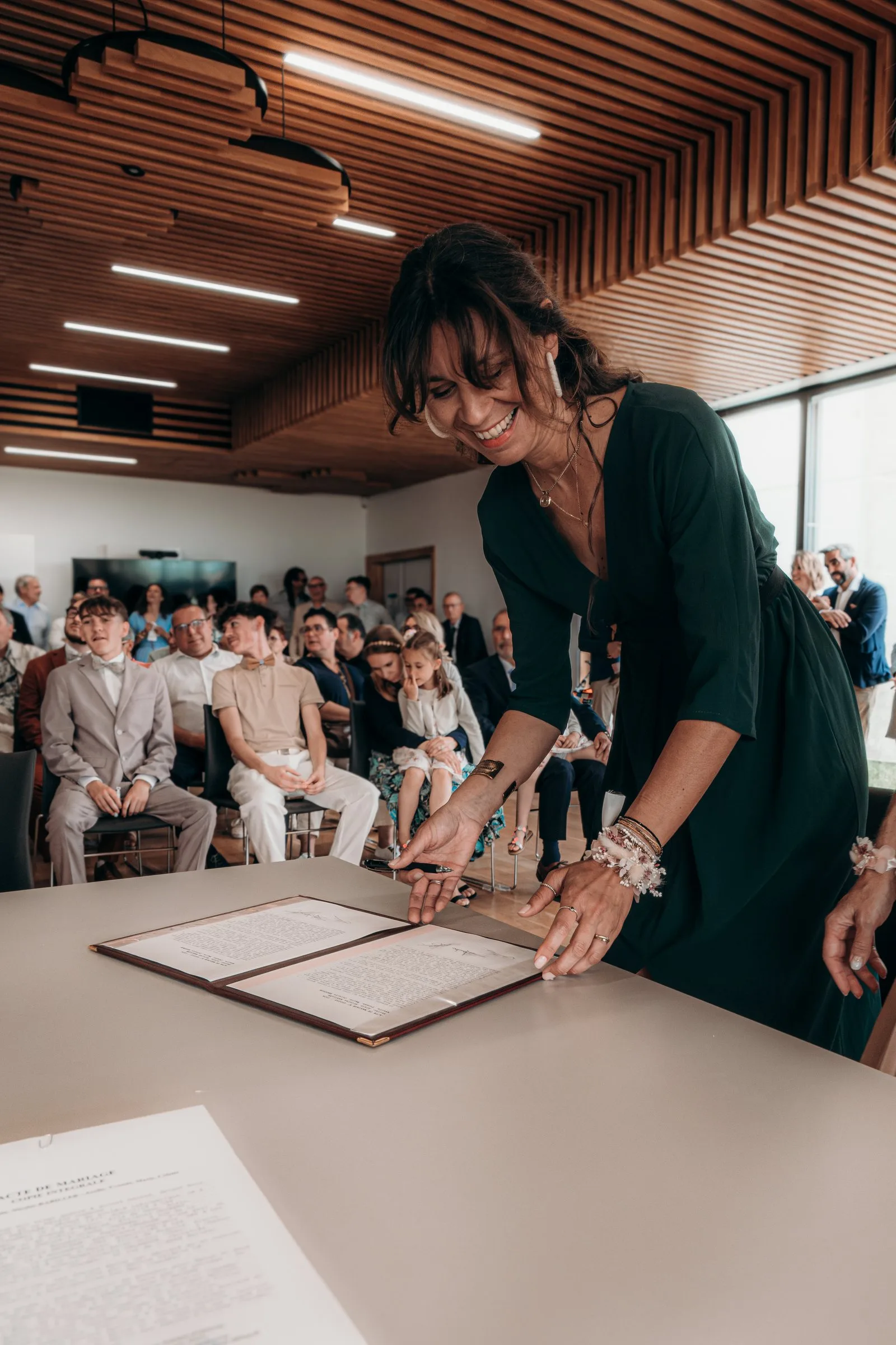 Une témoin signe le registre