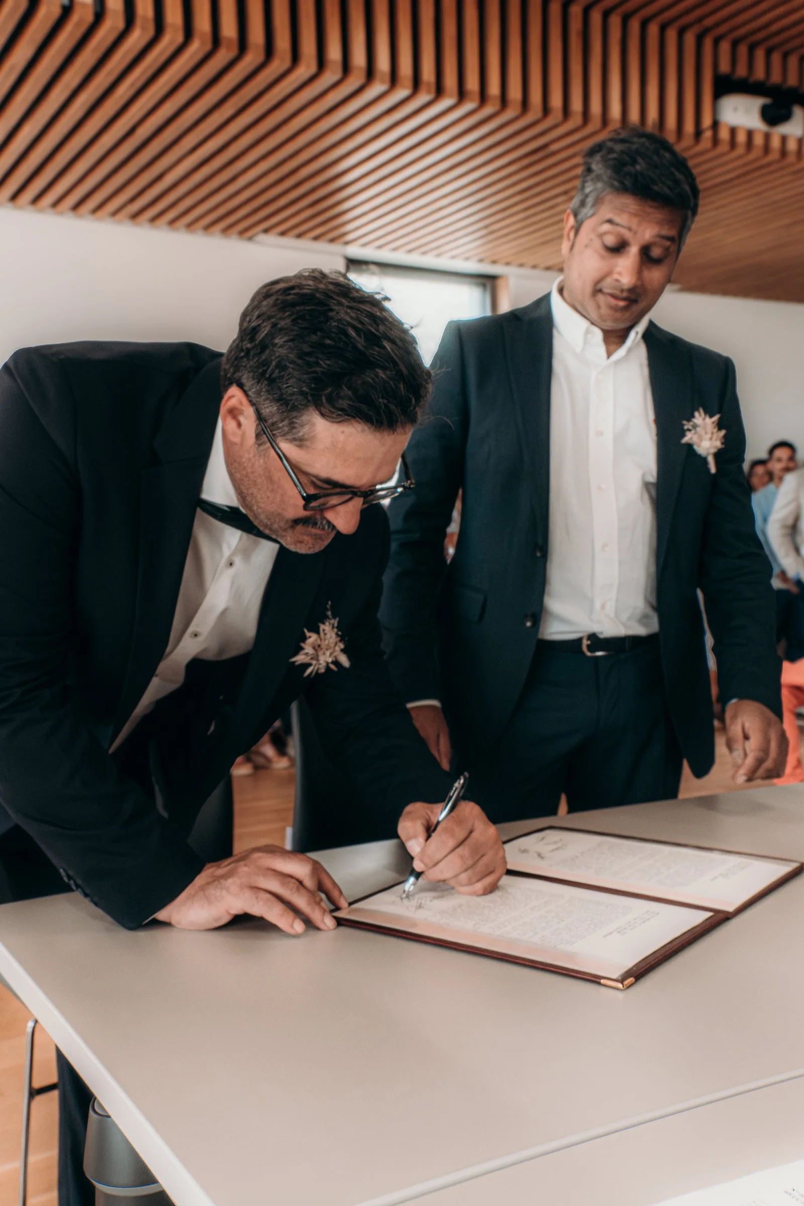 Les témoins du marié signent le registre