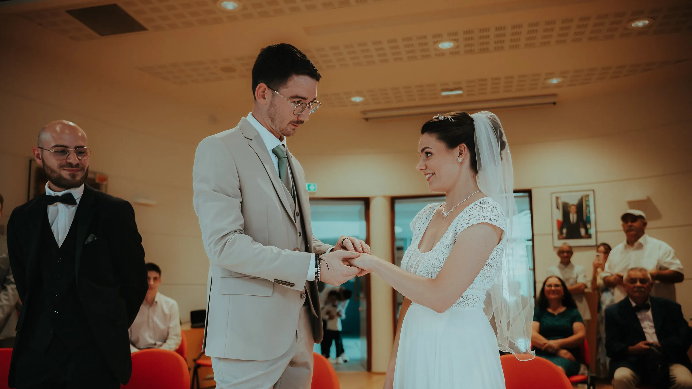 Échange des alliances dans la salle des mariages