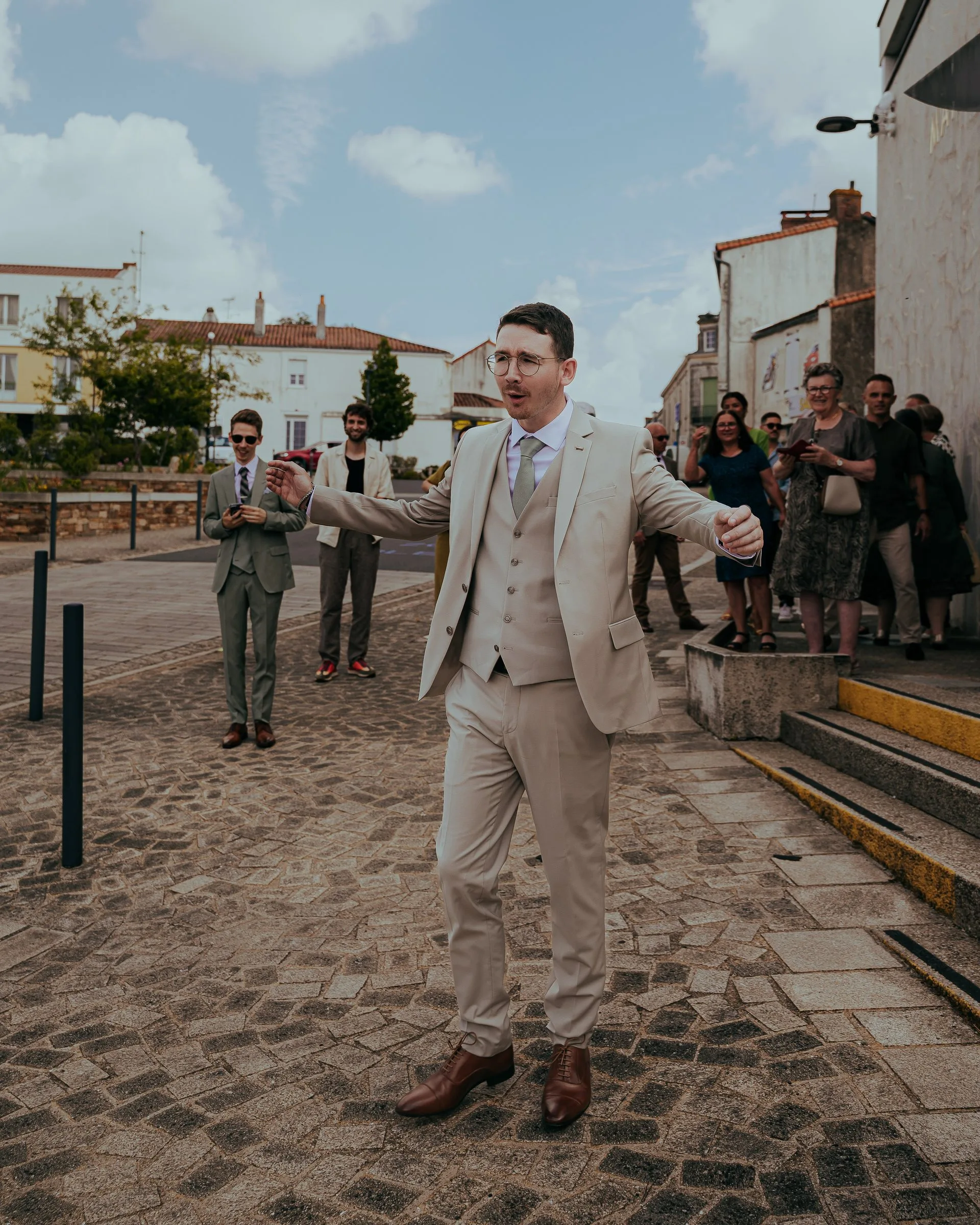 Le marié accueille les invités sur le parvis