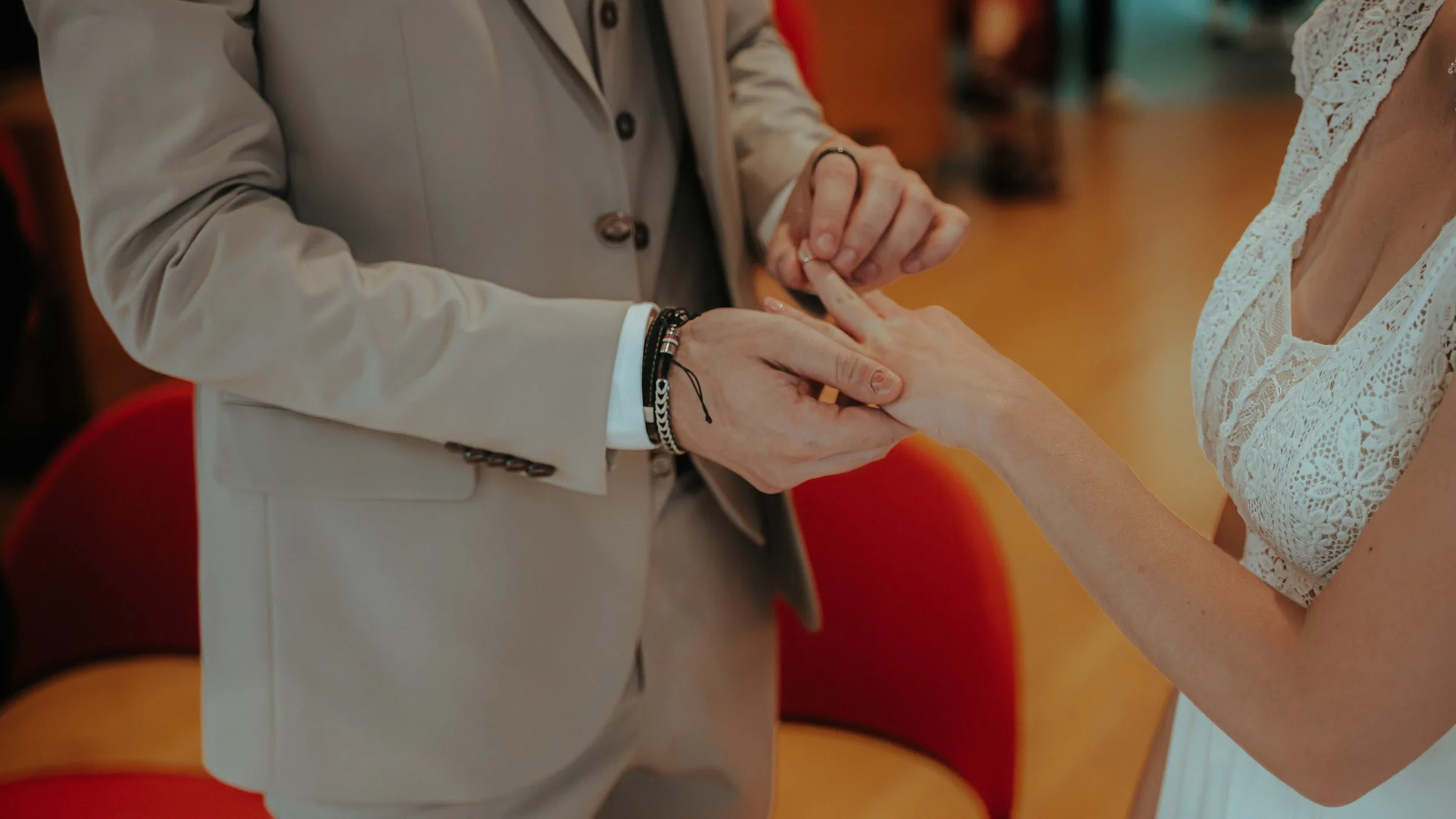 Le marié glisse l'alliance au doigt de la mariée