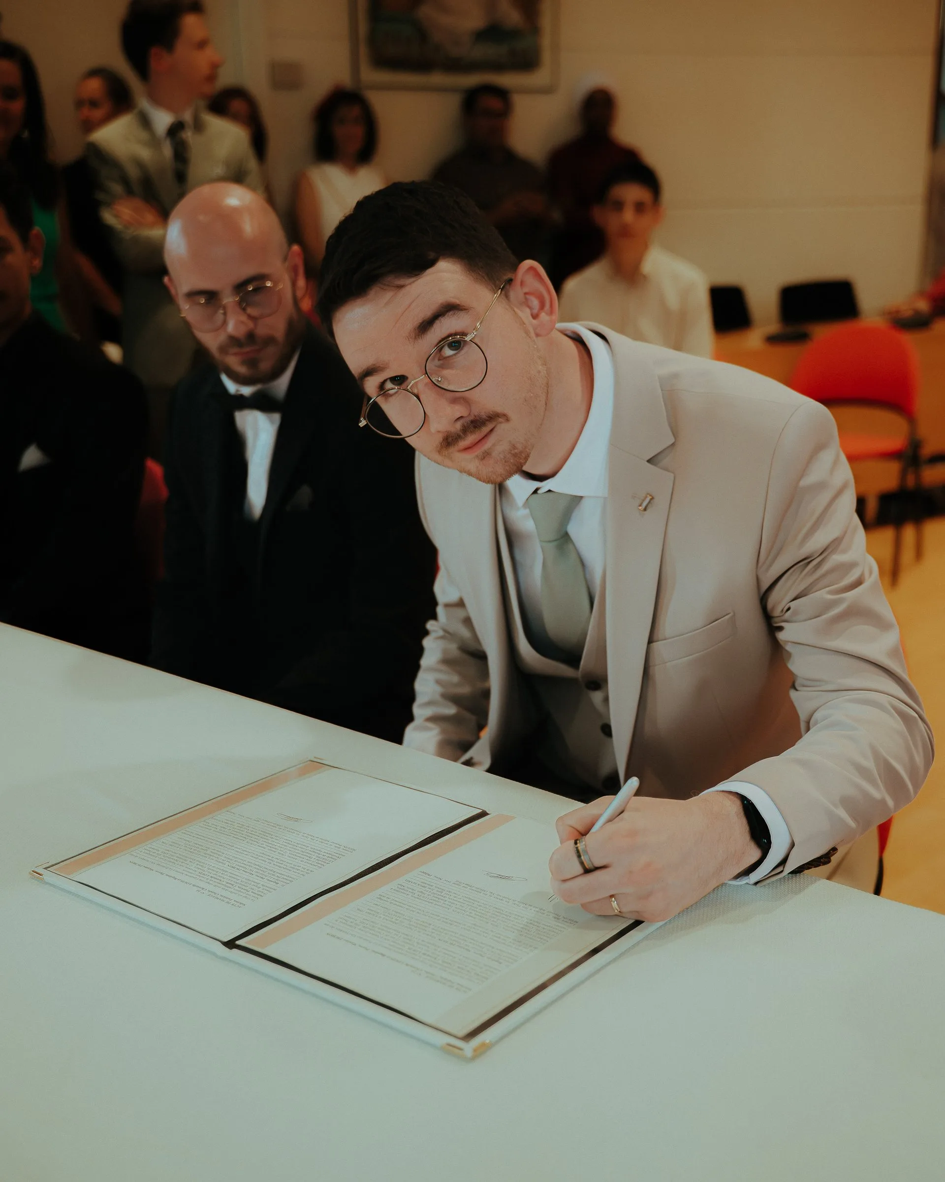 Le marié signe le registre de mariage