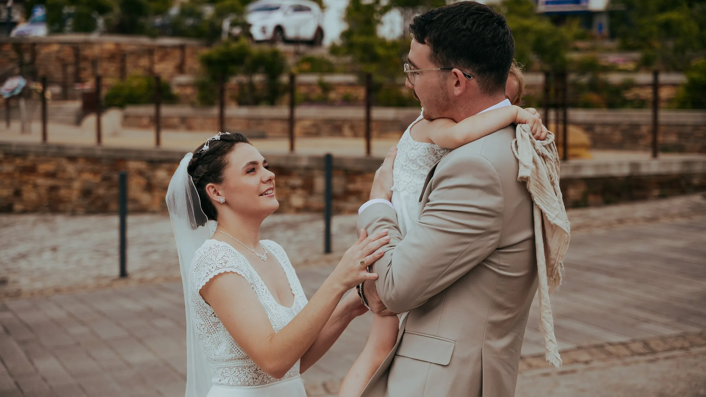 Tendre moment entre les mariés et un enfant, vu de dos