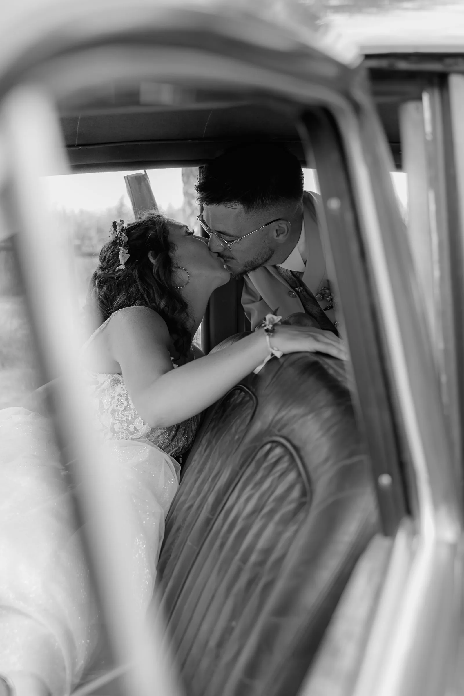 Baiser dans la voiture ancienne, en noir et blanc