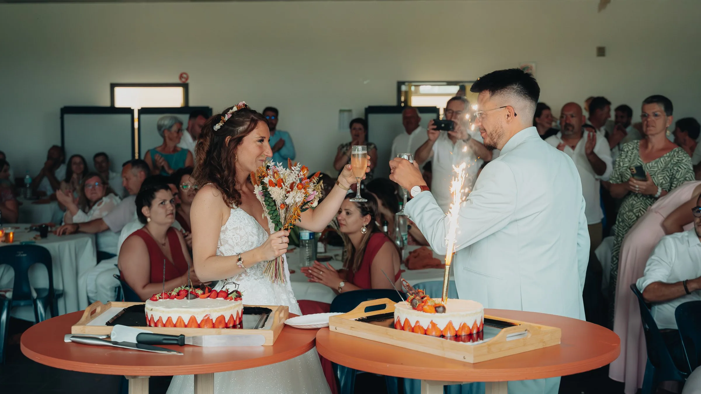 Les mariés découvrent le gâteau sous les fontaines d’étincelles