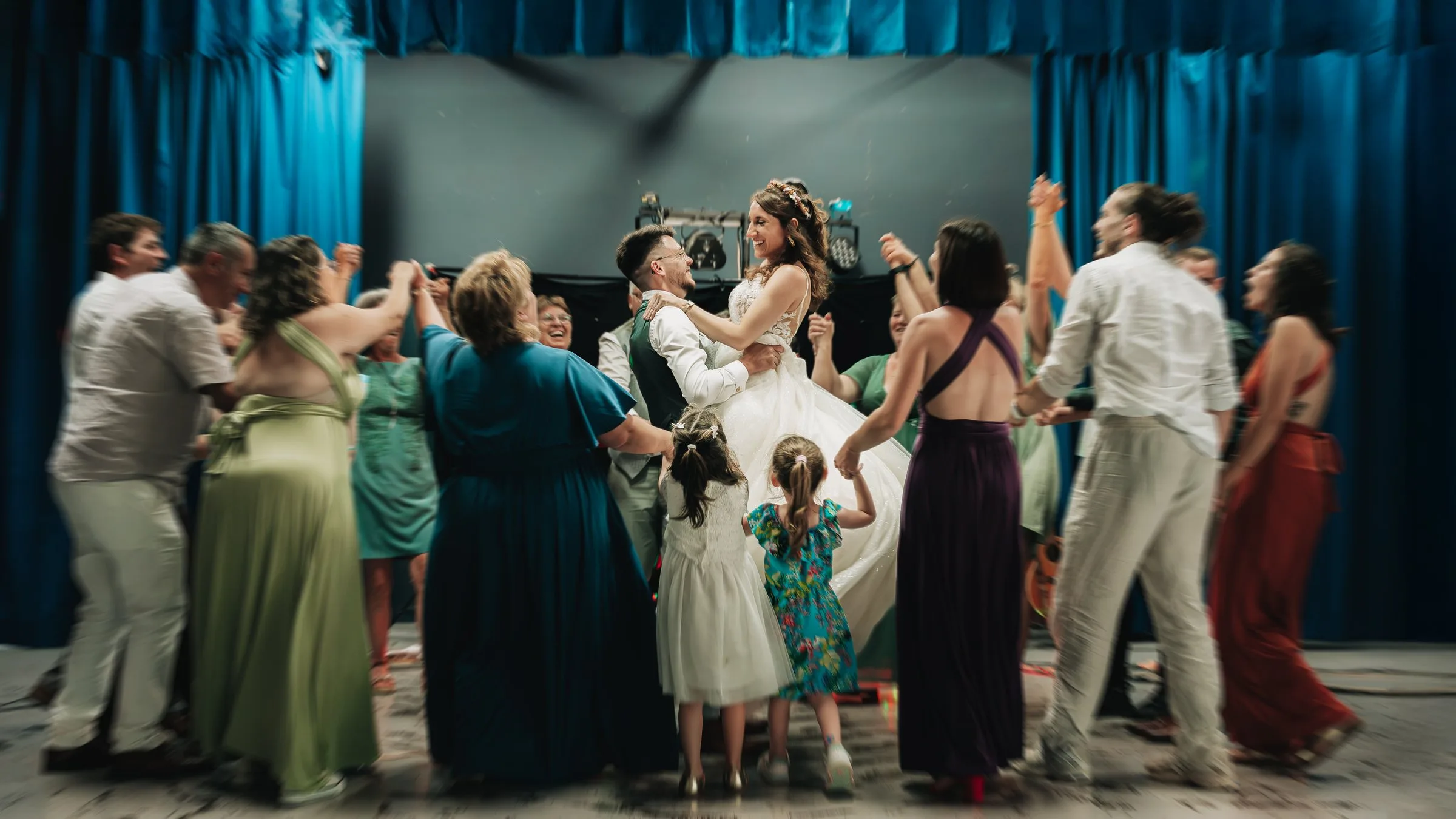 Les invités entourent les mariés sur la piste de danse