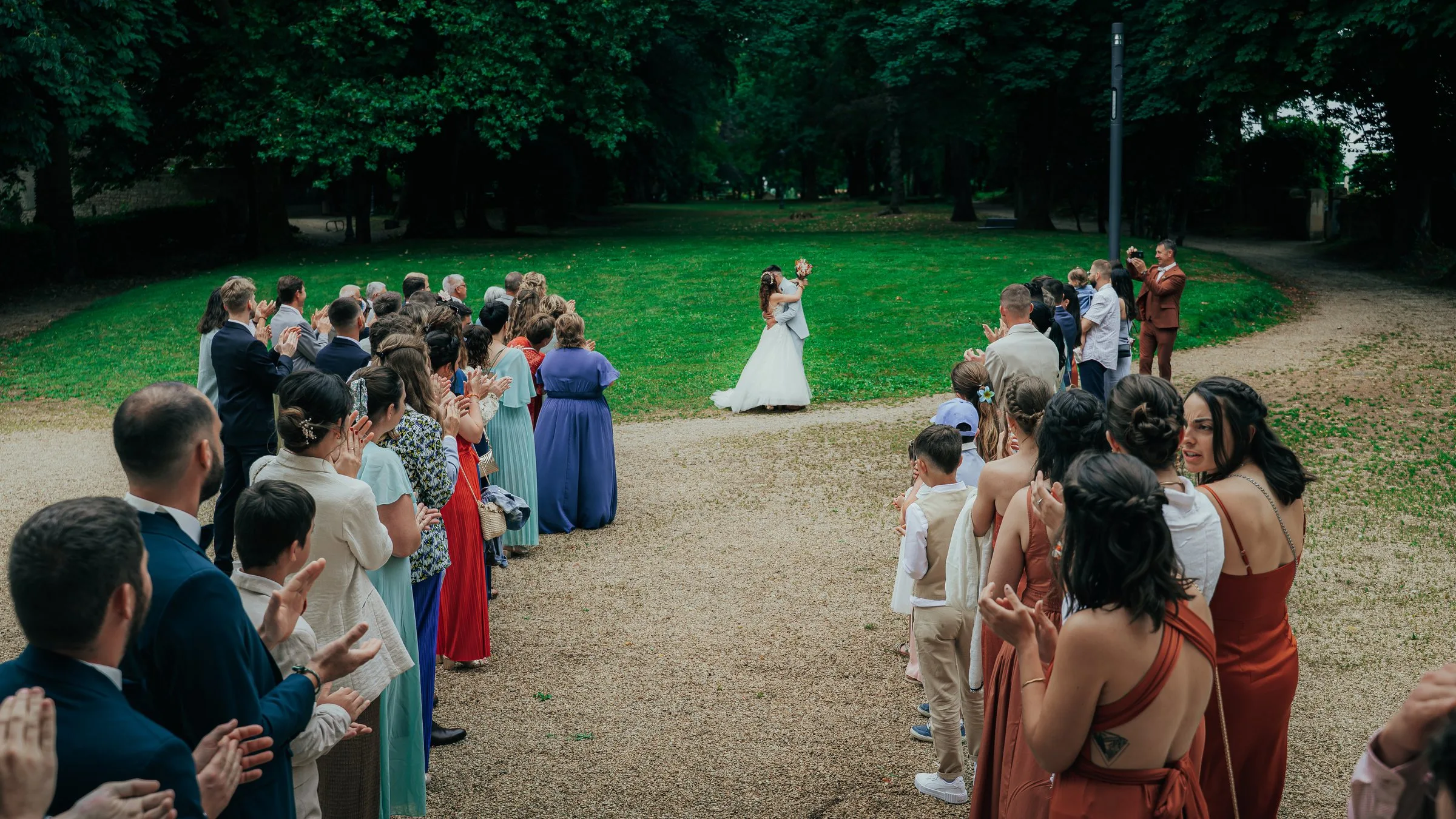 Les invités forment une haie d’honneur dans le parc