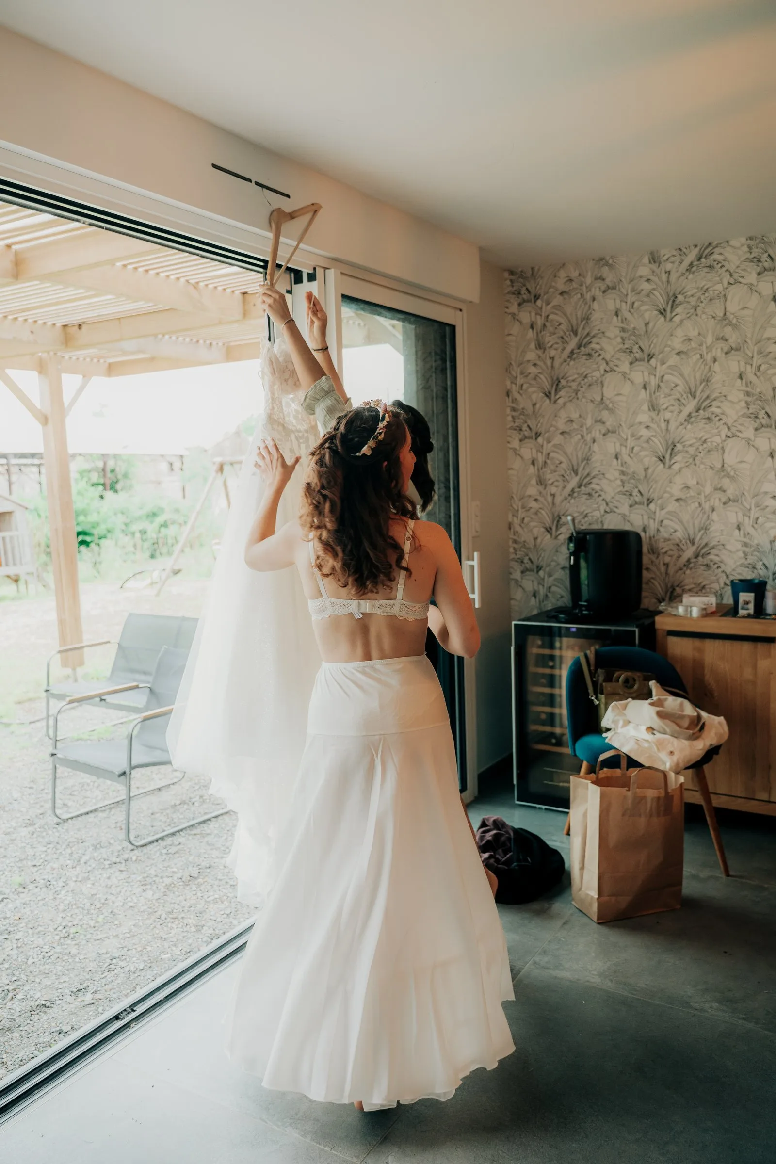 La mariée se prépare devant la baie vitrée