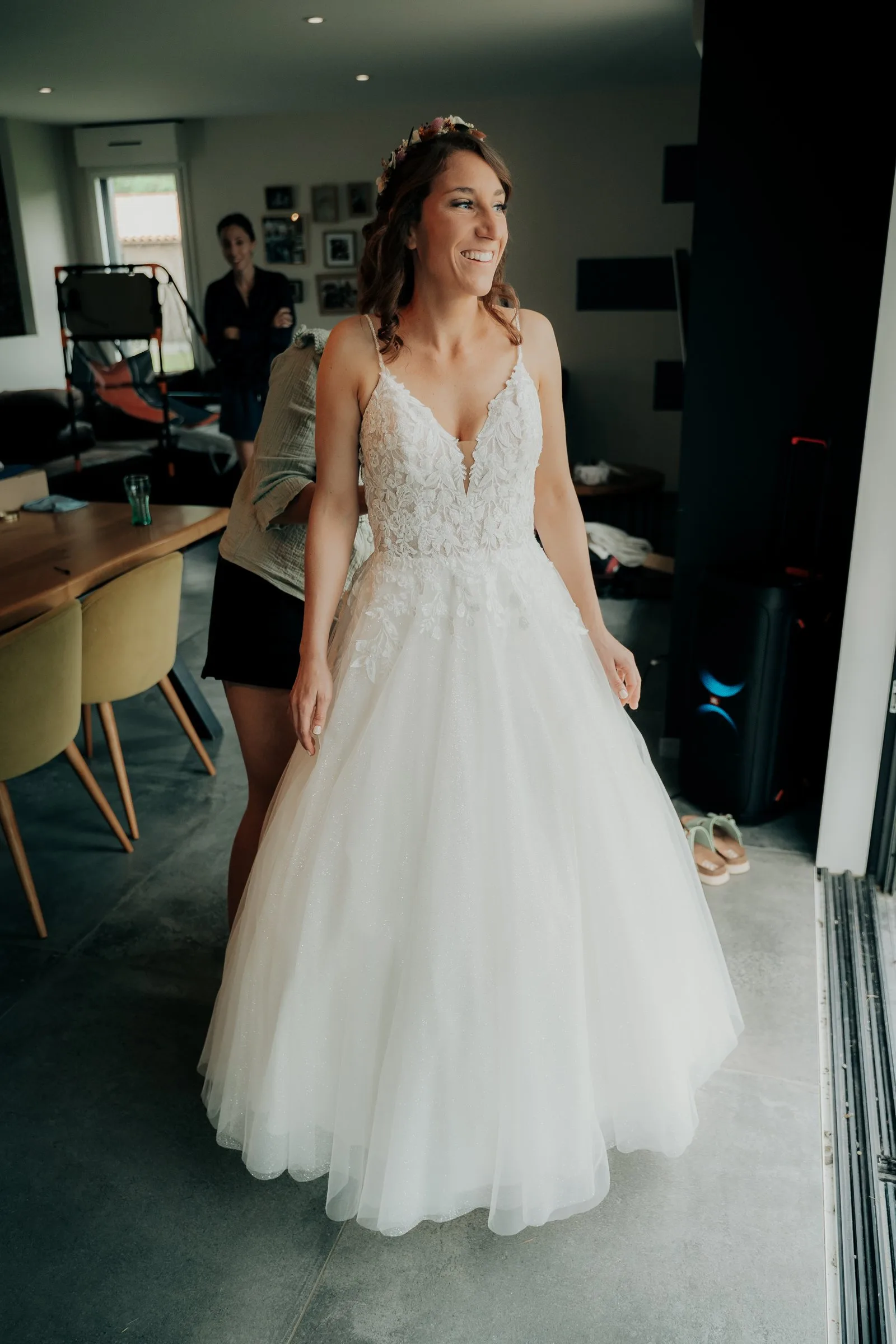 La mariée sourit pendant les préparatifs