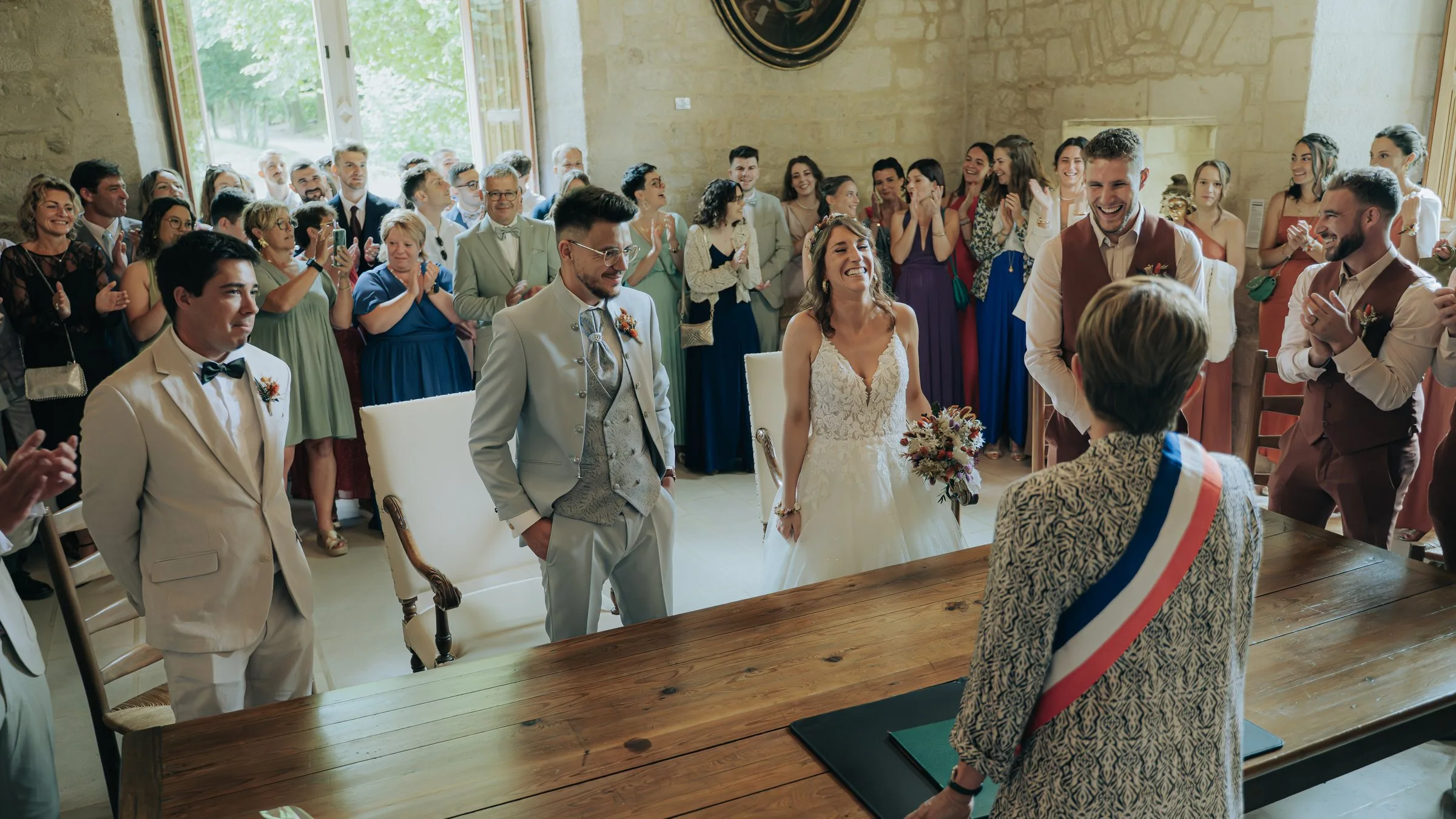 Les mariés arrivent dans la salle des mariages devant leurs invités