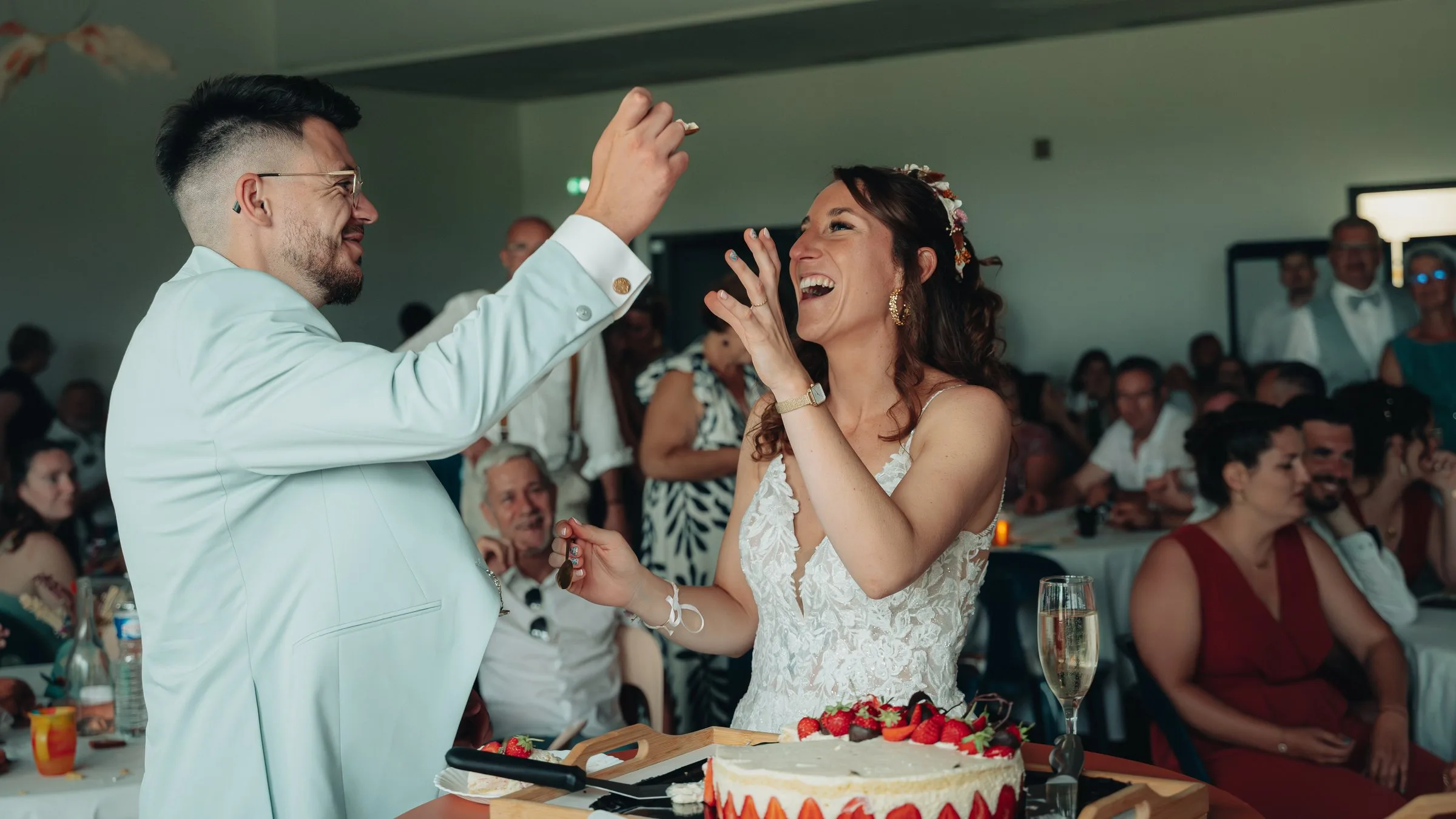 Les mariés rient en découvrant le gâteau