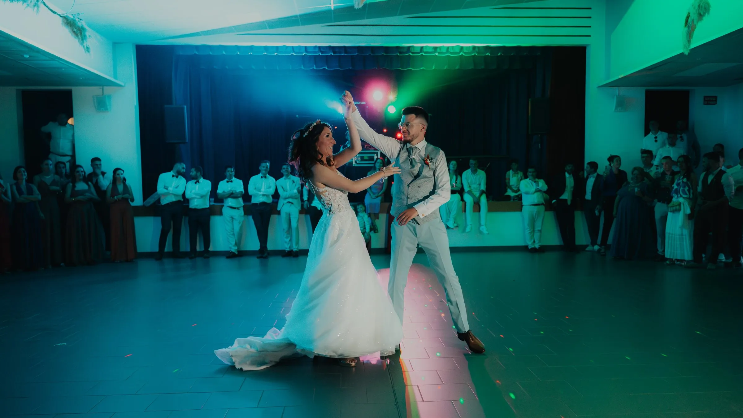 Première danse des mariés sous les lumières colorées