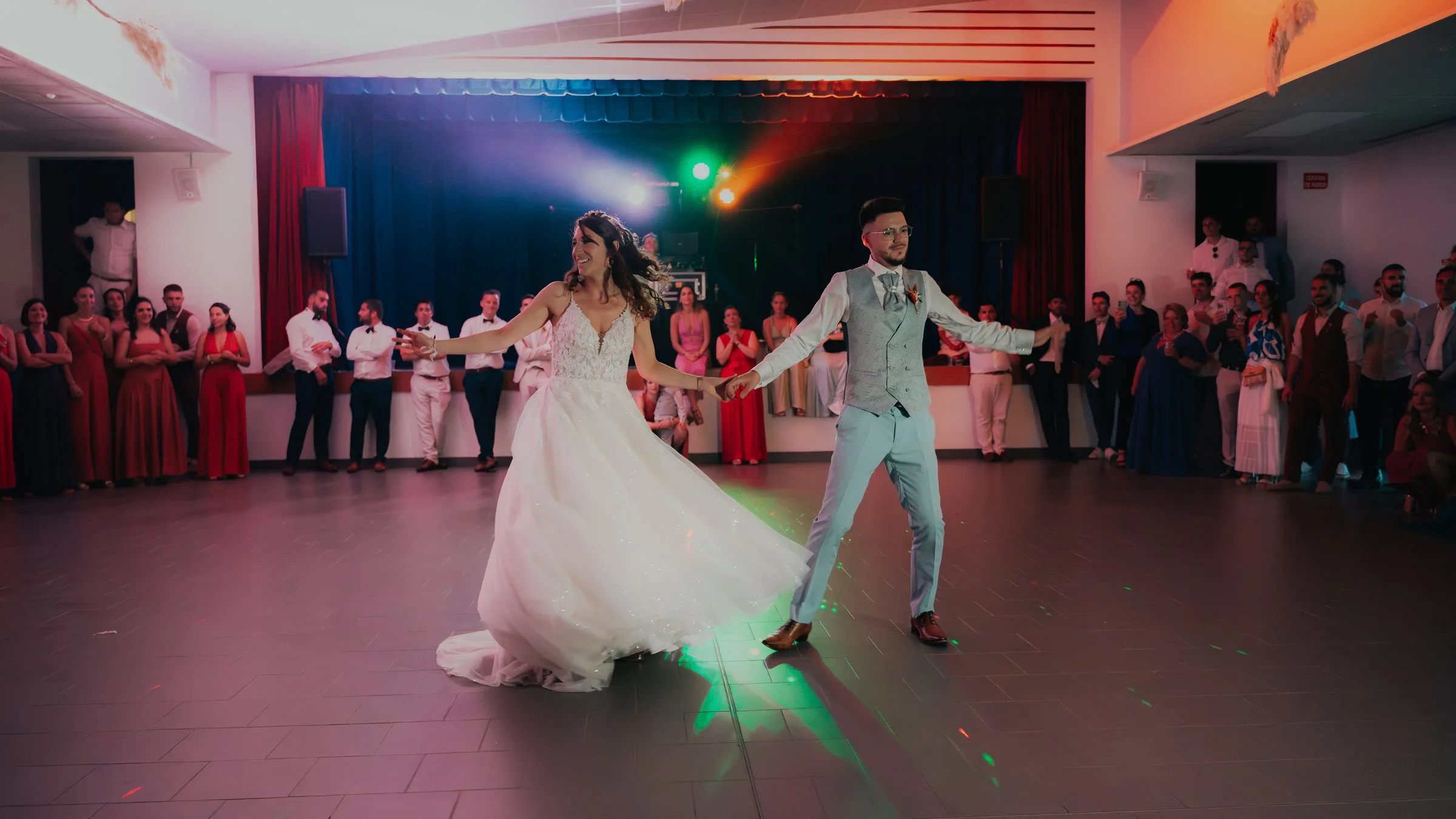La première danse, la robe qui virevolte sous les lumières