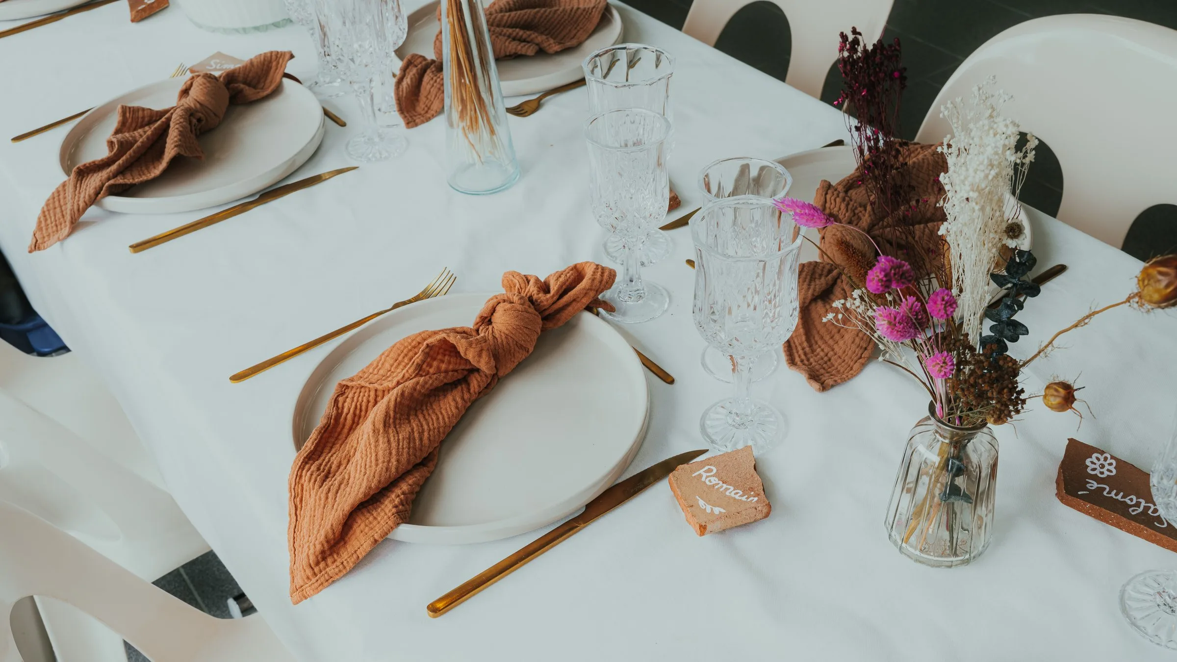 Table dressée avec des serviettes couleur rouille nouées