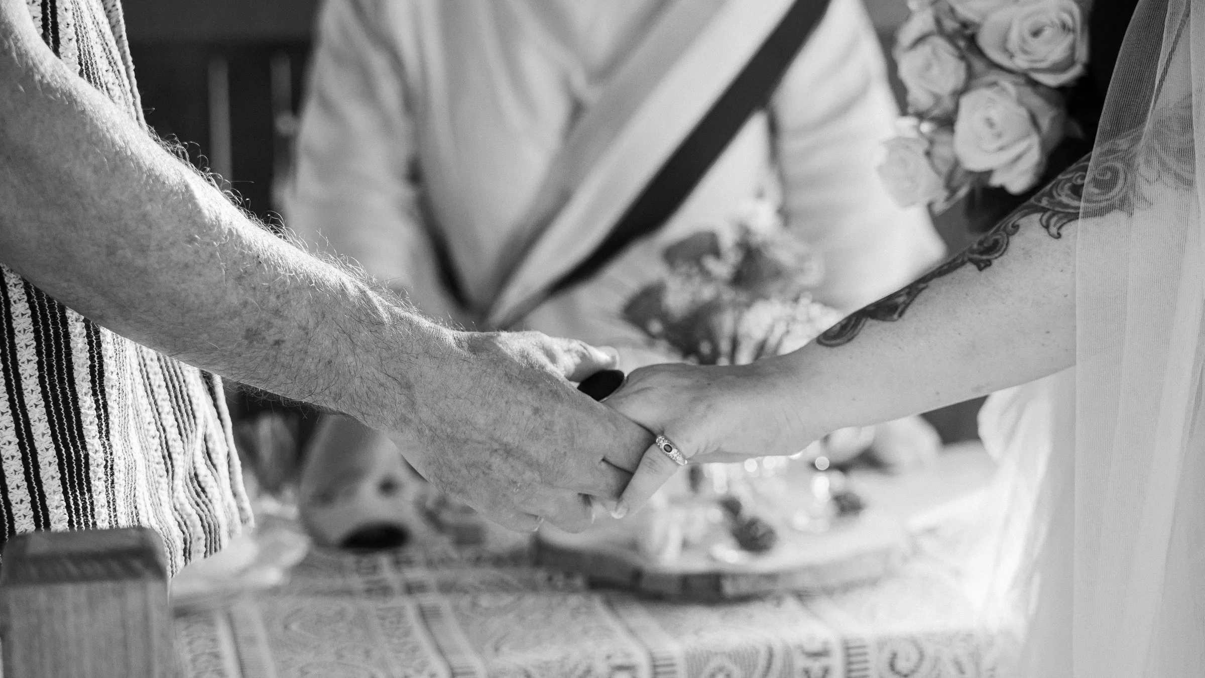 Mains des mariés, en noir et blanc