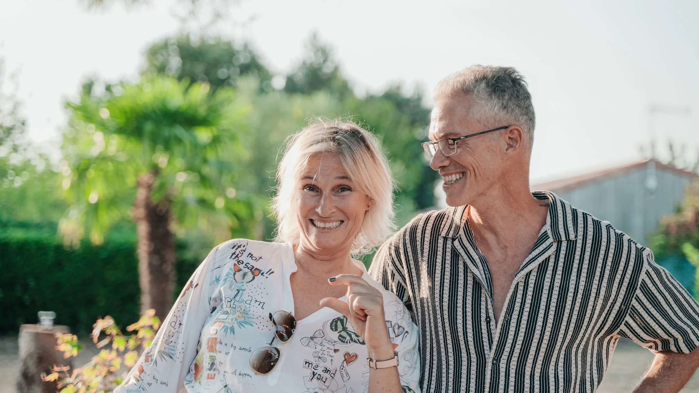 Le marié et une invitée, complices dans le jardin