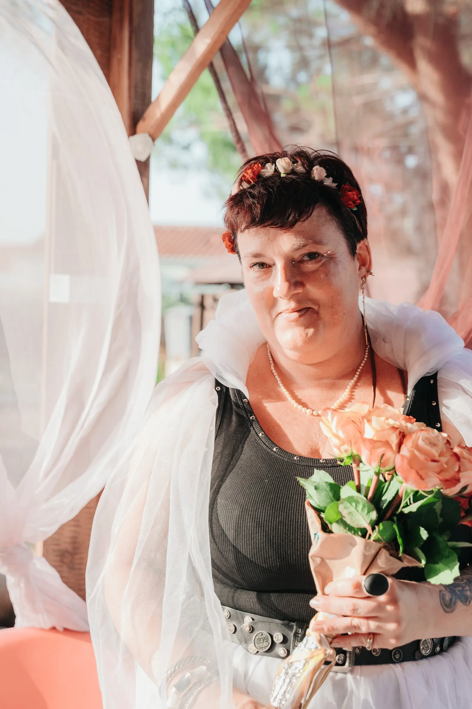 La mariée, bouquet de roses à la main
