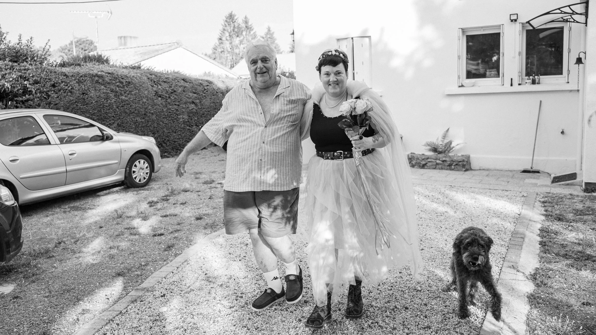 Les mariés dans l’allée, en noir et blanc